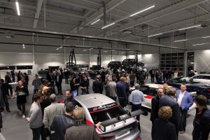 09-02-2017 NIEUWS; MARTIN SCHILDER OPENDE HET AUDI EXPERIENCE TE ALKMAAR.Het was een spectaculaire show met diverse bekende personen waaronder Jack van Gelder. Meer dan 1000 mensen waren aanwezig om de opening bij te wonen, dit ging gepaard met een lasershow die de historie van Martin Schilder uitstraalde.
Bijzondere AUDI-s waren van stal gehaald om de mensen te laten genieten van zoveel techniek en uitstraling van deze unieke auto-s. Het EXPERICIENE PAND is prachtig  geworden en zal in de toekomst ook vele automobilisten aan zich weten te binden.
foto: Albert den Iseger