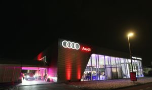 09-02-2017 NIEUWS; MARTIN SCHILDER OPENDE HET AUDI EXPERIENCE TE ALKMAAR.Het was een spectaculaire show met diverse bekende personen waaronder Jack van Gelder. Meer dan 1000 mensen waren aanwezig om de opening bij te wonen, dit ging gepaard met een lasershow die de historie van Martin Schilder uitstraalde.
Bijzondere AUDI-s waren van stal gehaald om de mensen te laten genieten van zoveel techniek en uitstraling van deze unieke auto-s. Het EXPERICIENE PAND is prachtig  geworden en zal in de toekomst ook vele automobilisten aan zich weten te binden.
foto: Albert den Iseger