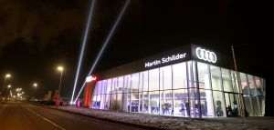 09-02-2017 NIEUWS; MARTIN SCHILDER OPENDE HET AUDI EXPERIENCE TE ALKMAAR.Het was een spectaculaire show met diverse bekende personen waaronder Jack van Gelder. Meer dan 1000 mensen waren aanwezig om de opening bij te wonen, dit ging gepaard met een lasershow die de historie van Martin Schilder uitstraalde.
Bijzondere AUDI-s waren van stal gehaald om de mensen te laten genieten van zoveel techniek en uitstraling van deze unieke auto-s. Het EXPERICIENE PAND is prachtig  geworden en zal in de toekomst ook vele automobilisten aan zich weten te binden.
foto: Albert den Iseger