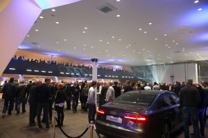 09-02-2017 NIEUWS; MARTIN SCHILDER OPENDE HET AUDI EXPERIENCE TE ALKMAAR.Het was een spectaculaire show met diverse bekende personen waaronder Jack van Gelder. Meer dan 1000 mensen waren aanwezig om de opening bij te wonen, dit ging gepaard met een lasershow die de historie van Martin Schilder uitstraalde.
Bijzondere AUDI-s waren van stal gehaald om de mensen te laten genieten van zoveel techniek en uitstraling van deze unieke auto-s. Het EXPERICIENE PAND is prachtig  geworden en zal in de toekomst ook vele automobilisten aan zich weten te binden.
foto: Albert den Iseger