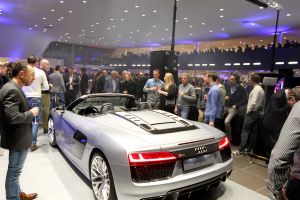 09-02-2017 NIEUWS; MARTIN SCHILDER OPENDE HET AUDI EXPERIENCE TE ALKMAAR.Het was een spectaculaire show met diverse bekende personen waaronder Jack van Gelder. Meer dan 1000 mensen waren aanwezig om de opening bij te wonen, dit ging gepaard met een lasershow die de historie van Martin Schilder uitstraalde.
Bijzondere AUDI-s waren van stal gehaald om de mensen te laten genieten van zoveel techniek en uitstraling van deze unieke auto-s. Het EXPERICIENE PAND is prachtig  geworden en zal in de toekomst ook vele automobilisten aan zich weten te binden.
foto: Albert den Iseger