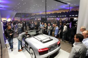 09-02-2017 NIEUWS; MARTIN SCHILDER OPENDE HET AUDI EXPERIENCE TE ALKMAAR.Het was een spectaculaire show met diverse bekende personen waaronder Jack van Gelder. Meer dan 1000 mensen waren aanwezig om de opening bij te wonen, dit ging gepaard met een lasershow die de historie van Martin Schilder uitstraalde.
Bijzondere AUDI-s waren van stal gehaald om de mensen te laten genieten van zoveel techniek en uitstraling van deze unieke auto-s. Het EXPERICIENE PAND is prachtig  geworden en zal in de toekomst ook vele automobilisten aan zich weten te binden.
foto: Albert den Iseger