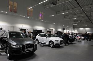 09-02-2017 NIEUWS; MARTIN SCHILDER OPENDE HET AUDI EXPERIENCE TE ALKMAAR.Het was een spectaculaire show met diverse bekende personen waaronder Jack van Gelder. Meer dan 1000 mensen waren aanwezig om de opening bij te wonen, dit ging gepaard met een lasershow die de historie van Martin Schilder uitstraalde.
Bijzondere AUDI-s waren van stal gehaald om de mensen te laten genieten van zoveel techniek en uitstraling van deze unieke auto-s. Het EXPERICIENE PAND is prachtig  geworden en zal in de toekomst ook vele automobilisten aan zich weten te binden.
foto: Albert den Iseger