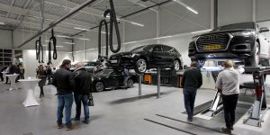 09-02-2017 NIEUWS; MARTIN SCHILDER OPENDE HET AUDI EXPERIENCE TE ALKMAAR.Het was een spectaculaire show met diverse bekende personen waaronder Jack van Gelder. Meer dan 1000 mensen waren aanwezig om de opening bij te wonen, dit ging gepaard met een lasershow die de historie van Martin Schilder uitstraalde.
Bijzondere AUDI-s waren van stal gehaald om de mensen te laten genieten van zoveel techniek en uitstraling van deze unieke auto-s. Het EXPERICIENE PAND is prachtig  geworden en zal in de toekomst ook vele automobilisten aan zich weten te binden.
foto: Albert den Iseger