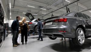 09-02-2017 NIEUWS; MARTIN SCHILDER OPENDE HET AUDI EXPERIENCE TE ALKMAAR.Het was een spectaculaire show met diverse bekende personen waaronder Jack van Gelder. Meer dan 1000 mensen waren aanwezig om de opening bij te wonen, dit ging gepaard met een lasershow die de historie van Martin Schilder uitstraalde.
Bijzondere AUDI-s waren van stal gehaald om de mensen te laten genieten van zoveel techniek en uitstraling van deze unieke auto-s. Het EXPERICIENE PAND is prachtig  geworden en zal in de toekomst ook vele automobilisten aan zich weten te binden.
foto: Albert den Iseger