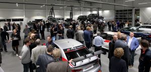 09-02-2017 NIEUWS; MARTIN SCHILDER OPENDE HET AUDI EXPERIENCE TE ALKMAAR.Het was een spectaculaire show met diverse bekende personen waaronder Jack van Gelder. Meer dan 1000 mensen waren aanwezig om de opening bij te wonen, dit ging gepaard met een lasershow die de historie van Martin Schilder uitstraalde.
Bijzondere AUDI-s waren van stal gehaald om de mensen te laten genieten van zoveel techniek en uitstraling van deze unieke auto-s. Het EXPERICIENE PAND is prachtig  geworden en zal in de toekomst ook vele automobilisten aan zich weten te binden.
foto: Albert den Iseger