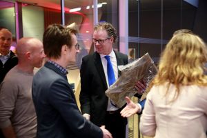 09-02-2017 NIEUWS; MARTIN SCHILDER OPENDE HET AUDI EXPERIENCE TE ALKMAAR.Het was een spectaculaire show met diverse bekende personen waaronder Jack van Gelder. Meer dan 1000 mensen waren aanwezig om de opening bij te wonen, dit ging gepaard met een lasershow die de historie van Martin Schilder uitstraalde.
Bijzondere AUDI-s waren van stal gehaald om de mensen te laten genieten van zoveel techniek en uitstraling van deze unieke auto-s. Het EXPERICIENE PAND is prachtig  geworden en zal in de toekomst ook vele automobilisten aan zich weten te binden.
foto: Albert den Iseger