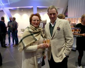 09-02-2017 NIEUWS; MARTIN SCHILDER OPENDE HET AUDI EXPERIENCE TE ALKMAAR.Het was een spectaculaire show met diverse bekende personen waaronder Jack van Gelder. Meer dan 1000 mensen waren aanwezig om de opening bij te wonen, dit ging gepaard met een lasershow die de historie van Martin Schilder uitstraalde.
Bijzondere AUDI-s waren van stal gehaald om de mensen te laten genieten van zoveel techniek en uitstraling van deze unieke auto-s. Het EXPERICIENE PAND is prachtig  geworden en zal in de toekomst ook vele automobilisten aan zich weten te binden.
foto: Albert den Iseger