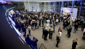 09-02-2017 NIEUWS; MARTIN SCHILDER OPENDE HET AUDI EXPERIENCE TE ALKMAAR.Het was een spectaculaire show met diverse bekende personen waaronder Jack van Gelder. Meer dan 1000 mensen waren aanwezig om de opening bij te wonen, dit ging gepaard met een lasershow die de historie van Martin Schilder uitstraalde.
Bijzondere AUDI-s waren van stal gehaald om de mensen te laten genieten van zoveel techniek en uitstraling van deze unieke auto-s. Het EXPERICIENE PAND is prachtig  geworden en zal in de toekomst ook vele automobilisten aan zich weten te binden.
foto: Albert den Iseger