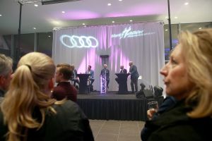 09-02-2017 NIEUWS; MARTIN SCHILDER OPENDE HET AUDI EXPERIENCE TE ALKMAAR.Het was een spectaculaire show met diverse bekende personen waaronder Jack van Gelder. Meer dan 1000 mensen waren aanwezig om de opening bij te wonen, dit ging gepaard met een lasershow die de historie van Martin Schilder uitstraalde.
Bijzondere AUDI-s waren van stal gehaald om de mensen te laten genieten van zoveel techniek en uitstraling van deze unieke auto-s. Het EXPERICIENE PAND is prachtig  geworden en zal in de toekomst ook vele automobilisten aan zich weten te binden.
foto: Albert den Iseger