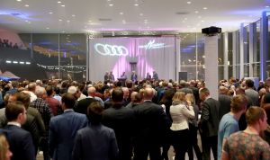 09-02-2017 NIEUWS; MARTIN SCHILDER OPENDE HET AUDI EXPERIENCE TE ALKMAAR.Het was een spectaculaire show met diverse bekende personen waaronder Jack van Gelder. Meer dan 1000 mensen waren aanwezig om de opening bij te wonen, dit ging gepaard met een lasershow die de historie van Martin Schilder uitstraalde.
Bijzondere AUDI-s waren van stal gehaald om de mensen te laten genieten van zoveel techniek en uitstraling van deze unieke auto-s. Het EXPERICIENE PAND is prachtig  geworden en zal in de toekomst ook vele automobilisten aan zich weten te binden.
foto: Albert den Iseger