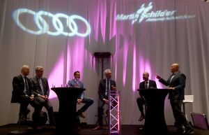 09-02-2017 NIEUWS; MARTIN SCHILDER OPENDE HET AUDI EXPERIENCE TE ALKMAAR.Het was een spectaculaire show met diverse bekende personen waaronder Jack van Gelder. Meer dan 1000 mensen waren aanwezig om de opening bij te wonen, dit ging gepaard met een lasershow die de historie van Martin Schilder uitstraalde.
Bijzondere AUDI-s waren van stal gehaald om de mensen te laten genieten van zoveel techniek en uitstraling van deze unieke auto-s. Het EXPERICIENE PAND is prachtig  geworden en zal in de toekomst ook vele automobilisten aan zich weten te binden.
foto: Albert den Iseger