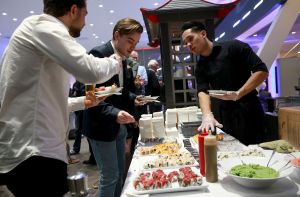 09-02-2017 NIEUWS; MARTIN SCHILDER OPENDE HET AUDI EXPERIENCE TE ALKMAAR.Het was een spectaculaire show met diverse bekende personen waaronder Jack van Gelder. Meer dan 1000 mensen waren aanwezig om de opening bij te wonen, dit ging gepaard met een lasershow die de historie van Martin Schilder uitstraalde.
Bijzondere AUDI-s waren van stal gehaald om de mensen te laten genieten van zoveel techniek en uitstraling van deze unieke auto-s. Het EXPERICIENE PAND is prachtig  geworden en zal in de toekomst ook vele automobilisten aan zich weten te binden.
foto: Albert den Iseger09-02-2017 NIEUWS; MARTIN SCHILDER OPENDE HET AUDI EXPERIENCE TE ALKMAAR.Het was een spectaculaire show met diverse bekende personen waaronder Jack van Gelder. Meer dan 1000 mensen waren aanwezig om de opening bij te wonen, dit ging gepaard met een lasershow die de historie van Martin Schilder uitstraalde.
Bijzondere AUDI-s waren van stal gehaald om de mensen te laten genieten van zoveel techniek en uitstraling van deze unieke auto-s. Het EXPERICIENE PAND is prachtig  geworden en zal in de toekomst ook vele automobilisten aan zich weten te binden.
foto: Albert den Iseger