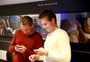 09-02-2017 NIEUWS; MARTIN SCHILDER OPENDE HET AUDI EXPERIENCE TE ALKMAAR.Het was een spectaculaire show met diverse bekende personen waaronder Jack van Gelder. Meer dan 1000 mensen waren aanwezig om de opening bij te wonen, dit ging gepaard met een lasershow die de historie van Martin Schilder uitstraalde.
Bijzondere AUDI-s waren van stal gehaald om de mensen te laten genieten van zoveel techniek en uitstraling van deze unieke auto-s. Het EXPERICIENE PAND is prachtig  geworden en zal in de toekomst ook vele automobilisten aan zich weten te binden.
foto: Albert den Iseger