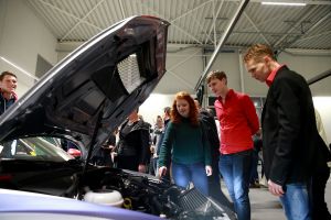 09-02-2017 NIEUWS; MARTIN SCHILDER OPENDE HET AUDI EXPERIENCE TE ALKMAAR.Het was een spectaculaire show met diverse bekende personen waaronder Jack van Gelder. Meer dan 1000 mensen waren aanwezig om de opening bij te wonen, dit ging gepaard met een lasershow die de historie van Martin Schilder uitstraalde.
Bijzondere AUDI-s waren van stal gehaald om de mensen te laten genieten van zoveel techniek en uitstraling van deze unieke auto-s. Het EXPERICIENE PAND is prachtig  geworden en zal in de toekomst ook vele automobilisten aan zich weten te binden.
foto: Albert den Iseger