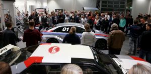 09-02-2017 NIEUWS; MARTIN SCHILDER OPENDE HET AUDI EXPERIENCE TE ALKMAAR.Het was een spectaculaire show met diverse bekende personen waaronder Jack van Gelder. Meer dan 1000 mensen waren aanwezig om de opening bij te wonen, dit ging gepaard met een lasershow die de historie van Martin Schilder uitstraalde.
Bijzondere AUDI-s waren van stal gehaald om de mensen te laten genieten van zoveel techniek en uitstraling van deze unieke auto-s. Het EXPERICIENE PAND is prachtig  geworden en zal in de toekomst ook vele automobilisten aan zich weten te binden.
foto: Albert den Iseger