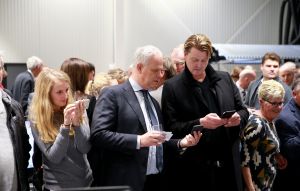 09-02-2017 NIEUWS; MARTIN SCHILDER OPENDE HET AUDI EXPERIENCE TE ALKMAAR.Het was een spectaculaire show met diverse bekende personen waaronder Jack van Gelder. Meer dan 1000 mensen waren aanwezig om de opening bij te wonen, dit ging gepaard met een lasershow die de historie van Martin Schilder uitstraalde.
Bijzondere AUDI-s waren van stal gehaald om de mensen te laten genieten van zoveel techniek en uitstraling van deze unieke auto-s. Het EXPERICIENE PAND is prachtig  geworden en zal in de toekomst ook vele automobilisten aan zich weten te binden.
foto: Albert den Iseger