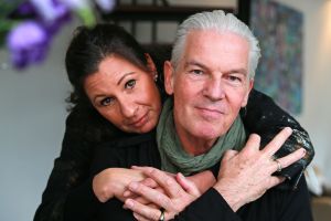 18-02-2017 SHOWBIZZ; PETER STRYKES VECHT ZICH TERUG. Peter heeft gisteren zijn laatste chemokuur gehad en vecht zich een weg terug naar het podium. Gesteund door zijn vrouw Sairah, dochter Joy en zoon Ian is Peter keihard op weg om zo spoedig mogelijk weer de oude te zijn en zijn muzikale talenten weer met iedereen te kunnen delen.
foto: Albert den Iseger