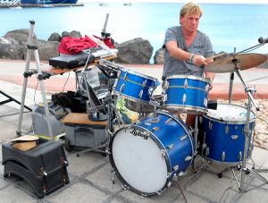 12-02-2018 SHOWBIZZ; GAAT HENNY STRAKS WEER DRUMMEN. Dat is de grote vraag na zijn zware arm operatie ten gevolge van een fietsongeluk.
foto: Albert den Iseger