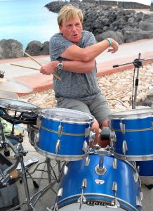 12-02-2018 SHOWBIZZ; GAAT HENNY STRAKS WEER DRUMMEN. Dat is de grote vraag na zijn zware arm operatie ten gevolge van een fietsongeluk.
foto: Albert den Iseger