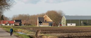 22-02-2018 SHOWBIZZ; TOM GROOT EN PARTNER MARIEKE KUNNEN BIJNA GAAN VERHUIZEN. Hun nieuwbouw huis vlakbij hun bollen bedrijf is bijna klaar en het openhaard hout ligt klaar om de sfeer te bepalen in het met riet dekte huis.
foto: Albert den Iseger