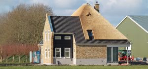 22-02-2018 SHOWBIZZ; TOM GROOT EN PARTNER MARIEKE KUNNEN BIJNA GAAN VERHUIZEN. Hun nieuwbouw huis vlakbij hun bollen bedrijf is bijna klaar en het openhaard hout ligt klaar om de sfeer te bepalen in het met riet dekte huis.
foto: Albert den Iseger