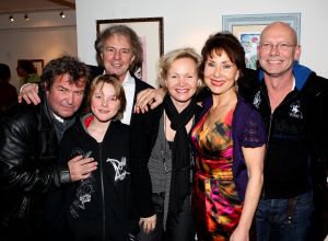 31-01-2009 SHOWBIZZ; MARC KLEIN ESSINK EN CAROLINE VAN DEN BERG ZIJN ERG DRUK BEZIG MET ALLEEN LEUKE DINGEN.Prive trof ze samen met hun kinderen Elia en Romy op de opening van een expositie van Caroline in Laren. Tal van bekenden uit het vak waren naar Laren toegekomen om te genieten van een goed glas wijn en de prachtige schilderijen gemaakt door Caroline.
foto: Albert den Iseger