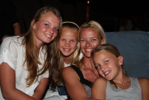 31-01-2009 SHOWBIZZ; JARIGE JOB JAN SMIT VIERT VERJAARDAG MET VRIENDEN EN FAMILIE OP OVERHEERLIJK CURACAO.Het verjaardags feestje werd er eentje om niet gauw te vergeten voor de inmiddels 24 jarige Jan Smit. Met zijn vrienden en familie werd het een knalfuif op het populaire Mambo Beach. Manager Jaap Buijs had een taart besteld van 1 meter doorsnee en excact 12.00 uur prooste iedereen op Jan zijn verjaardag, tot in de kleine uurtjes was het gezellig en genoten vrienden en familie van de zwoele nacht en de gastvrijheid van Jan en natuurlijk zijn Liza. 
foto: Albert den Iseger.