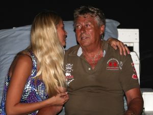 31-01-2009 SHOWBIZZ; JARIGE JOB JAN SMIT VIERT VERJAARDAG MET VRIENDEN EN FAMILIE OP OVERHEERLIJK CURACAO.Het verjaardags feestje werd er eentje om niet gauw te vergeten voor de inmiddels 24 jarige Jan Smit. Met zijn vrienden en familie werd het een knalfuif op het populaire Mambo Beach. Manager Jaap Buijs had een taart besteld van 1 meter doorsnee en excact 12.00 uur prooste iedereen op Jan zijn verjaardag, tot in de kleine uurtjes was het gezellig en genoten vrienden en familie van de zwoele nacht en de gastvrijheid van Jan en natuurlijk zijn Liza. 
foto: Albert den Iseger.