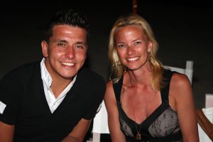 31-01-2009 SHOWBIZZ; JARIGE JOB JAN SMIT VIERT VERJAARDAG MET VRIENDEN EN FAMILIE OP OVERHEERLIJK CURACAO.Het verjaardags feestje werd er eentje om niet gauw te vergeten voor de inmiddels 24 jarige Jan Smit. Met zijn vrienden en familie werd het een knalfuif op het populaire Mambo Beach. Manager Jaap Buijs had een taart besteld van 1 meter doorsnee en excact 12.00 uur prooste iedereen op Jan zijn verjaardag, tot in de kleine uurtjes was het gezellig en genoten vrienden en familie van de zwoele nacht en de gastvrijheid van Jan en natuurlijk zijn Liza. 
foto: Albert den Iseger.