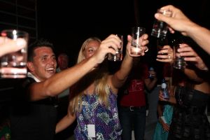 31-01-2009 SHOWBIZZ; JARIGE JOB JAN SMIT VIERT VERJAARDAG MET VRIENDEN EN FAMILIE OP OVERHEERLIJK CURACAO.Het verjaardags feestje werd er eentje om niet gauw te vergeten voor de inmiddels 24 jarige Jan Smit. Met zijn vrienden en familie werd het een knalfuif op het populaire Mambo Beach. Manager Jaap Buijs had een taart besteld van 1 meter doorsnee en excact 12.00 uur prooste iedereen op Jan zijn verjaardag, tot in de kleine uurtjes was het gezellig en genoten vrienden en familie van de zwoele nacht en de gastvrijheid van Jan en natuurlijk zijn Liza. 
foto: Albert den Iseger.