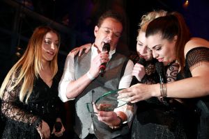 30-01-2017 SHOWBIZZ; AL WEER VOOR DE 35STE KEER DE GEELS AWARDS-NIEUWJAARSPARTY. Populariteit Awards
Traditiegetrouw worden tijdens de Geels Nieuwjaarsparty de Populariteit Awards uitgereikt. Dit jaar mogen de volgende artiesten hun prijs in ontvangst nemen: Shirma Rouse, Tim Douwsma, Wolter Kroes, Tino Martin, O G3NE, The Dirty Daddies, Laura Beekman,Ingrid Simons , Steffen Morrison en Het Feestteam . De awards worden geheel in stijl uitgereikt door verschillende BN ers, waaronder Gerard Joling. 

Populariteit Awards 2016     Geels Nieuwjaarsparty
 
Categorie: 
Meest geboekte Festival band 
en Landelijke doorbraak2016
ARSTIEST: THE DIRTY DADDIES,  Award wordt uitgereikt door Bobbi Eden
 
Categorie: Succesvolste meidengroep en grote doorbraak 2016
Artiest: O 3GENE, Award wordt uitgereikt door Gerard Joling
 
Categorie: Singer songwriter, Upcoming music artiest  
ARTIEST: LAURA BEEKMAN
 
Categorie, Beste Zanger 2016
Artiest: Tino MARTIN

Categorie
Leukste jonge TV Persoonlijkheid 2016
TIM DOUWSMA
 
Categorie: Meest opvallend album 2016
Artiest: WOLTER KROES
 
Categorie: Meest opvallende en succesvolle soulzangeres 2016
Artiest: SHIRMA ROUSE
 
Categorie:   Oeuvre Award?
Artiest: INGRID SIMONS
 
Categorie:   Beste Feest act 2016
Artiest: HET FEESTTEAM
 30-01-2017 SHOWBIZZ; AL WEER VOOR DE 35STE KEER DE GEELS AWARDS-NIEUWJAARSPARTY. Populariteit Awards
Traditiegetrouw worden tijdens de Geels Nieuwjaarsparty de Populariteit Awards uitgereikt. Dit jaar mogen de volgende artiesten hun prijs in ontvangst nemen: Shirma Rouse, Tim Douwsma, Wolter Kroes, Tino Martin, O G3NE, The Dirty Daddies, Laura Beekman,Ingrid Simons , Steffen Morrison en Het Feestteam . De awards worden geheel in stijl uitgereikt door verschillende BN ers, waaronder Gerard Joling. 

Populariteit Awards 2016     Geels Nieuwjaarsparty
 
Categorie: 
Meest geboekte Festival band 
en Landelijke doorbraak2016
ARSTIEST: THE DIRTY DADDIES,  Award wordt uitgereikt door Bobbi Eden
 
Categorie: Succesvolste meidengroep en grote doorbraak 2016
Artiest: O 3GENE, Award wordt uitgereikt door Gerard Joling
 
Categorie: Singer songwriter, Upcoming music artiest  
ARTIEST: LAURA BEEKMAN
 
Categorie, Beste Zanger 2016
Artiest: Tino MARTIN

Categorie
Leukste jonge TV Persoonlijkheid 2016
TIM DOUWSMA
 
Categorie: Meest opvallend album 2016
Artiest: WOLTER KROES
 
Categorie: Meest opvallende en succesvolle soulzangeres 2016
Artiest: SHIRMA ROUSE
 30-01-2017 SHOWBIZZ; AL WEER VOOR DE 35STE KEER DE GEELS AWARDS-NIEUWJAARSPARTY. Populariteit Awards
Traditiegetrouw worden tijdens de Geels Nieuwjaarsparty de Populariteit Awards uitgereikt. Dit jaar mogen de volgende artiesten hun prijs in ontvangst nemen: Shirma Rouse, Tim Douwsma, Wolter Kroes, Tino Martin, O G3NE, The Dirty Daddies, Laura Beekman,Ingrid Simons , Steffen Morrison en Het Feestteam . De awards worden geheel in stijl uitgereikt door verschillende BN ers, waaronder Gerard Joling. 

Populariteit Awards 2016     Geels Nieuwjaarsparty
 
Categorie: 
Meest geboekte Festival band 
en Landelijke doorbraak2016
ARSTIEST: THE DIRTY DADDIES,  Award wordt uitgereikt door Bobbi Eden
 
Categorie: Succesvolste meidengroep en grote doorbraak 2016
Artiest: O 3GENE, Award wordt uitgereikt door Gerard Joling
 
Categorie: Singer songwriter, Upcoming music artiest  
ARTIEST: LAURA BEEKMAN
 
Categorie, Beste Zanger 2016
Artiest: Tino MARTIN

Categorie
Leukste jonge TV Persoonlijkheid 2016
TIM DOUWSMA
 
Categorie: Meest opvallend album 2016
Artiest: WOLTER KROES
 
Categorie: Meest opvallende en succesvolle soulzangeres 2016
Artiest: SHIRMA ROUSE
 
Categorie:   Oeuvre Award?
Artiest: INGRID SIMONS
 
Categorie:   Beste Feest act 2016
Artiest: HET FEESTTEAM
 
Categorie:  Beste Live performer Classic old Soul 2016
Artiest: STEFFEN MORRISON
 
Cat30-01-2017 SHOWBIZZ; AL WEER VOOR DE 35STE KEER DE GEELS AWARDS-NIEUWJAARSPARTY. Populariteit Awards
Traditiegetrouw worden tijdens de Geels Nieuwjaarsparty de Populariteit Awards uitgereikt. Dit jaar mogen de volgende artiesten hun prijs in ontvangst nemen: Shirma Rouse, Tim Douwsma, Wolter Kroes, Tino Martin, O G3NE, The Dirty Daddies, Laura Beekman,Ingrid Simons , Steffen Morrison en Het Feestteam . De awards worden geheel in stijl uitgereikt door verschillende BN ers, waaronder Gerard Joling. 

Populariteit Awards 2016     Geels Nieuwjaarsparty
 
Categorie: 
Meest geboekte Festival band 
en Landelijke doorbraak2016
ARSTIEST: THE DIRTY DADDIES,  Award wordt uitgereikt door Bobbi Eden
 
Categorie: Succesvolste meidengroep en grote doorbraak 2016
Artiest: O 3GENE, Award wordt uitgereikt door Gerard Joling
 
Categorie: Singer songwriter, Upcoming music artiest  
ARTIEST: LAURA BEEKMAN
 
Categorie, Beste Zanger 2016
Artiest: Tino MARTIN

Categorie
Leukste jonge TV Persoonlijkheid 2016
TIM DOUWSMA
 
Categorie: Meest opvallend album 2016
Artiest: WOLTER KROES
 
Categorie: Meest opvallende en succesvolle soulzangeres 2016
Artiest: SHIRMA ROUSE
 
Categorie:   Oeuvre Award?
Artiest: INGRID SIMONS
 
Categorie:   Beste Feest act 2016
Artiest: HET FEESTTEAM
 
Categorie:  Beste Live performer Classic old Soul 2016
Artiest: STEFFEN MORRISON
 egorie:   Oeuvre Award?
Artiest: INGRID SIMONS
 
Categorie:   Beste Feest act 2016
Artiest: HET FEESTTEAM
 
Categorie:  Beste Live performer Classic old Soul 2016
Artiest: STEFFEN MORRISON
 
Cate30-01-2017 SHOWBIZZ; AL WEER VOOR DE 35STE KEER DE GEELS AWARDS-NIEUWJAARSPARTY. Populariteit Awards
Traditiegetrouw worden tijdens de Geels Nieuwjaarsparty de Populariteit Awards uitgereikt. Dit jaar mogen de volgende artiesten hun prijs in ontvangst nemen: Shirma Rouse, Tim Douwsma, Wolter Kroes, Tino Martin, O G3NE, The Dirty Daddies, Laura Beekman,Ingrid Simons , Steffen Morrison en Het Feestteam . De awards worden geheel in stijl uitgereikt door verschillende BN ers, waaronder Gerard Joling. 

Populariteit Awards 2016     Geels Nieuwjaarsparty
 
Categorie: 
Meest geboekte Festival band 
en Landelijke doorbraak2016
ARSTIEST: THE DIRTY DADDIES,  Award wordt uitgereikt door Bobbi Eden
 
Categorie: Succesvolste meidengroep en grote doorbraak 2016
Artiest: O 3GENE, Award wordt uitgereikt door Gerard Joling
 
Categorie: Singer songwriter, Upcoming music artiest  
ARTIEST: LAURA BEEKMAN
 
Categorie, Beste Zanger 2016
Artiest: Tino MARTIN

Categorie
Leukste jonge TV Persoonlijkheid 2016
TIM DOUWSMA
 
Categorie: Meest opvallend album 2016
Artiest: WOLTER KROES
 
Categorie: Meest opvallende en succesvolle soulzangeres 2016
Artiest: SHIRMA ROUSE
 
Categorie:   Oeuvre Award?
Artiest: INGRID SIMONS
 
Categorie:   Beste Feest act 2016
Artiest: HET FEESTTEAM
 30-01-2017 SHOWBIZZ; AL WEER VOOR DE 35STE KEER DE GEELS AWARDS-NIEUWJAARSPARTY. Populariteit Awards
Traditiegetrouw worden tijdens de Geels Nieuwjaarsparty de Populariteit Awards uitgereikt. Dit jaar mogen de volgende artiesten hun prijs in ontvangst nemen: Shirma Rouse, Tim Douwsma, Wolter Kroes, Tino Martin, O G3NE, The Dirty Daddies, Laura Beekman,Ingrid Simons , Steffen Morrison en Het Feestteam . De awards worden geheel in stijl uitgereikt door verschillende BN ers, waaronder Gerard Joling. 

Populariteit Awards 2016     Geels Nieuwjaarsparty
 
Categorie: 
Meest geboekte Festival band 
en Landelijke doorbraak2016
ARSTIEST: THE DIRTY DADDIES,  Award wordt uitgereikt door Bobbi Eden
 
Categorie: Succesvolste meidengroep en grote doorbraak 2016
Artiest: O 3GENE, Award wordt uitgereikt door Gerard Joling
 
Categorie: Singer songwriter, Upcoming music artiest  
ARTIEST: LAURA BEEKMAN
 
Categorie, Beste Zanger 2016
Artiest: Tino MARTIN

Categorie
Leukste jonge TV Persoonlijkheid 2016
TIM DOUWSMA
 
Categorie: Meest opvallend album 2016
Artiest: WOLTER KROES
 
Categorie: Meest opvallende en succesvolle soulzangeres 2016
Artiest: SHIRMA ROUSE
 30-01-2017 SHOWBIZZ; AL WEER VOOR DE 35STE KEER DE GEELS AWARDS-NIEUWJAARSPARTY. Populariteit Awards
Traditiegetrouw worden tijdens de Geels Nieuwjaarsparty de Populariteit Awards uitgereikt. Dit jaar mogen de volgende artiesten hun prijs in ontvangst nemen: Shirma Rouse, Tim Douwsma, Wolter Kroes, Tino Martin, O G3NE, The Dirty Daddies, Laura Beekman,Ingrid Simons , Steffen Morrison en Het Feestteam . De awards worden geheel in stijl uitgereikt door verschillende BN ers, waaronder Gerard Joling. 

Populariteit Awards 2016     Geels Nieuwjaarsparty
 
Categorie: 
Meest geboekte Festival band 
en Landelijke doorbraak2016
ARSTIEST: THE DIRTY DADDIES,  Award wordt uitgereikt door Bobbi Eden
 
Categorie: Succesvolste meidengroep en grote doorbraak 2016
Artiest: O 3GENE, Award wordt uitgereikt door Gerard Joling
 
Categorie: Singer songwriter, Upcoming music artiest  
ARTIEST: LAURA BEEKMAN
 
Categorie, Beste Zanger 2016
Artiest: Tino MARTIN

Categorie
Leukste jonge TV Persoonlijkheid 2016
TIM DOUWSMA
 
Categorie: Meest opvallend album 2016
Artiest: WOLTER KROES
 
Categorie: Meest opvallende en succesvolle soulzangeres 2016
Artiest: SHIRMA ROUSE
 
Categorie:   Oeuvre Award?
Artiest: INGRID SIMONS
 
Categorie:   Beste Feest act 2016
Artiest: HET FEESTTEAM
 
Categorie:  Beste Live performer Classic old Soul 2016
Artiest: STEFFEN MORRISON
 
Cat30-01-2017 SHOWBIZZ; AL WEER VOOR DE 35STE KEER DE GEELS AWARDS-NIEUWJAARSPARTY. Populariteit Awards
Traditiegetrouw worden tijdens de Geels Nieuwjaarsparty de Populariteit Awards uitgereikt. Dit jaar mogen de volgende artiesten hun prijs in ontvangst nemen: Shirma Rouse, Tim Douwsma, Wolter Kroes, Tino Martin, O G3NE, The Dirty Daddies, Laura Beekman,Ingrid Simons , Steffen Morrison en Het Feestteam . De awards worden geheel in stijl uitgereikt door verschillende BN ers, waaronder Gerard Joling. 

Populariteit Awards 2016     Geels Nieuwjaarsparty
 
Categorie: 
Meest geboekte Festival band 
en Landelijke doorbraak2016
ARSTIEST: THE DIRTY DADDIES,  Award wordt uitgereikt door Bobbi Eden
 
Categorie: Succesvolste meidengroep en grote doorbraak 2016
Artiest: O 3GENE, Award wordt uitgereikt door Gerard Joling
 
Categorie: Singer songwriter, Upcoming music artiest  
ARTIEST: LAURA BEEKMAN
 
Categorie, Beste Zanger 2016
Artiest: Tino MARTIN

Categorie
Leukste jonge TV Persoonlijkheid 2016
TIM DOUWSMA
 
Categorie: Meest opvallend album 2016
Artiest: WOLTER KROES
 
Categorie: Meest opvallende en succesvolle soulzangeres 2016
Artiest: SHIRMA ROUSE
 
Categorie:   Oeuvre Award?
Artiest: INGRID SIMONS
 
Categorie:   Beste Feest act 2016
Artiest: HET FEESTTEAM
 
Categorie:  Beste Live performer Classic old Soul 2016
Artiest: STEFFEN MORRISON
 egorie:   Oeuvre Award?
Artiest: INGRID SIMONS
 
Categorie:   Beste Feest act 2016
Artiest: HET FEESTTEAM
 
Categorie:  Beste Live performer Classic old Soul 2016
Artiest: STEFFEN MORRISON
 
Categorie:  Beste Live performer Classic old Soul 2016
Artiest: STEFFEN MORRISON
Foto: Albert den Isegert: STEFFEN MORRISON
Foto: Albert den Iseger