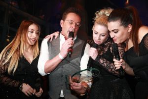 30-01-2017 SHOWBIZZ; AL WEER VOOR DE 35STE KEER DE GEELS AWARDS-NIEUWJAARSPARTY. Populariteit Awards
Traditiegetrouw worden tijdens de Geels Nieuwjaarsparty de Populariteit Awards uitgereikt. Dit jaar mogen de volgende artiesten hun prijs in ontvangst nemen: Shirma Rouse, Tim Douwsma, Wolter Kroes, Tino Martin, O G3NE, The Dirty Daddies, Laura Beekman,Ingrid Simons , Steffen Morrison en Het Feestteam . De awards worden geheel in stijl uitgereikt door verschillende BN ers, waaronder Gerard Joling. 

Populariteit Awards 2016     Geels Nieuwjaarsparty
 
Categorie: 
Meest geboekte Festival band 
en Landelijke doorbraak2016
ARSTIEST: THE DIRTY DADDIES,  Award wordt uitgereikt door Bobbi Eden
 
Categorie: Succesvolste meidengroep en grote doorbraak 2016
Artiest: O 3GENE, Award wordt uitgereikt door Gerard Joling
 
Categorie: Singer songwriter, Upcoming music artiest  
ARTIEST: LAURA BEEKMAN
 
Categorie, Beste Zanger 2016
Artiest: Tino MARTIN

Categorie
Leukste jonge TV Persoonlijkheid 2016
TIM DOUWSMA
 
Categorie: Meest opvallend album 2016
Artiest: WOLTER KROES
 
Categorie: Meest opvallende en succesvolle soulzangeres 2016
Artiest: SHIRMA ROUSE
 
Categorie:   Oeuvre Award?
Artiest: INGRID SIMONS
 
Categorie:   Beste Feest act 2016
Artiest: HET FEESTTEAM
 30-01-2017 SHOWBIZZ; AL WEER VOOR DE 35STE KEER DE GEELS AWARDS-NIEUWJAARSPARTY. Populariteit Awards
Traditiegetrouw worden tijdens de Geels Nieuwjaarsparty de Populariteit Awards uitgereikt. Dit jaar mogen de volgende artiesten hun prijs in ontvangst nemen: Shirma Rouse, Tim Douwsma, Wolter Kroes, Tino Martin, O G3NE, The Dirty Daddies, Laura Beekman,Ingrid Simons , Steffen Morrison en Het Feestteam . De awards worden geheel in stijl uitgereikt door verschillende BN ers, waaronder Gerard Joling. 

Populariteit Awards 2016     Geels Nieuwjaarsparty
 
Categorie: 
Meest geboekte Festival band 
en Landelijke doorbraak2016
ARSTIEST: THE DIRTY DADDIES,  Award wordt uitgereikt door Bobbi Eden
 
Categorie: Succesvolste meidengroep en grote doorbraak 2016
Artiest: O 3GENE, Award wordt uitgereikt door Gerard Joling
 
Categorie: Singer songwriter, Upcoming music artiest  
ARTIEST: LAURA BEEKMAN
 
Categorie, Beste Zanger 2016
Artiest: Tino MARTIN

Categorie
Leukste jonge TV Persoonlijkheid 2016
TIM DOUWSMA
 
Categorie: Meest opvallend album 2016
Artiest: WOLTER KROES
 
Categorie: Meest opvallende en succesvolle soulzangeres 2016
Artiest: SHIRMA ROUSE
 30-01-2017 SHOWBIZZ; AL WEER VOOR DE 35STE KEER DE GEELS AWARDS-NIEUWJAARSPARTY. Populariteit Awards
Traditiegetrouw worden tijdens de Geels Nieuwjaarsparty de Populariteit Awards uitgereikt. Dit jaar mogen de volgende artiesten hun prijs in ontvangst nemen: Shirma Rouse, Tim Douwsma, Wolter Kroes, Tino Martin, O G3NE, The Dirty Daddies, Laura Beekman,Ingrid Simons , Steffen Morrison en Het Feestteam . De awards worden geheel in stijl uitgereikt door verschillende BN ers, waaronder Gerard Joling. 

Populariteit Awards 2016     Geels Nieuwjaarsparty
 
Categorie: 
Meest geboekte Festival band 
en Landelijke doorbraak2016
ARSTIEST: THE DIRTY DADDIES,  Award wordt uitgereikt door Bobbi Eden
 
Categorie: Succesvolste meidengroep en grote doorbraak 2016
Artiest: O 3GENE, Award wordt uitgereikt door Gerard Joling
 
Categorie: Singer songwriter, Upcoming music artiest  
ARTIEST: LAURA BEEKMAN
 
Categorie, Beste Zanger 2016
Artiest: Tino MARTIN

Categorie
Leukste jonge TV Persoonlijkheid 2016
TIM DOUWSMA
 
Categorie: Meest opvallend album 2016
Artiest: WOLTER KROES
 
Categorie: Meest opvallende en succesvolle soulzangeres 2016
Artiest: SHIRMA ROUSE
 
Categorie:   Oeuvre Award?
Artiest: INGRID SIMONS
 
Categorie:   Beste Feest act 2016
Artiest: HET FEESTTEAM
 
Categorie:  Beste Live performer Classic old Soul 2016
Artiest: STEFFEN MORRISON
 
Cat30-01-2017 SHOWBIZZ; AL WEER VOOR DE 35STE KEER DE GEELS AWARDS-NIEUWJAARSPARTY. Populariteit Awards
Traditiegetrouw worden tijdens de Geels Nieuwjaarsparty de Populariteit Awards uitgereikt. Dit jaar mogen de volgende artiesten hun prijs in ontvangst nemen: Shirma Rouse, Tim Douwsma, Wolter Kroes, Tino Martin, O G3NE, The Dirty Daddies, Laura Beekman,Ingrid Simons , Steffen Morrison en Het Feestteam . De awards worden geheel in stijl uitgereikt door verschillende BN ers, waaronder Gerard Joling. 

Populariteit Awards 2016     Geels Nieuwjaarsparty
 
Categorie: 
Meest geboekte Festival band 
en Landelijke doorbraak2016
ARSTIEST: THE DIRTY DADDIES,  Award wordt uitgereikt door Bobbi Eden
 
Categorie: Succesvolste meidengroep en grote doorbraak 2016
Artiest: O 3GENE, Award wordt uitgereikt door Gerard Joling
 
Categorie: Singer songwriter, Upcoming music artiest  
ARTIEST: LAURA BEEKMAN
 
Categorie, Beste Zanger 2016
Artiest: Tino MARTIN

Categorie
Leukste jonge TV Persoonlijkheid 2016
TIM DOUWSMA
 
Categorie: Meest opvallend album 2016
Artiest: WOLTER KROES
 
Categorie: Meest opvallende en succesvolle soulzangeres 2016
Artiest: SHIRMA ROUSE
 
Categorie:   Oeuvre Award?
Artiest: INGRID SIMONS
 
Categorie:   Beste Feest act 2016
Artiest: HET FEESTTEAM
 
Categorie:  Beste Live performer Classic old Soul 2016
Artiest: STEFFEN MORRISON
 egorie:   Oeuvre Award?
Artiest: INGRID SIMONS
 
Categorie:   Beste Feest act 2016
Artiest: HET FEESTTEAM
 
Categorie:  Beste Live performer Classic old Soul 2016
Artiest: STEFFEN MORRISON
 
Categorie:  Beste Live performer Classic old Soul 2016
Artiest: STEFFEN MORRISON
Foto: Albert den Iseger