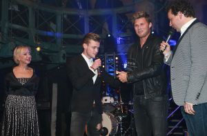 30-01-2017 SHOWBIZZ; AL WEER VOOR DE 35STE KEER DE GEELS AWARDS-NIEUWJAARSPARTY. Populariteit Awards
Traditiegetrouw worden tijdens de Geels Nieuwjaarsparty de Populariteit Awards uitgereikt. Dit jaar mogen de volgende artiesten hun prijs in ontvangst nemen: Shirma Rouse, Tim Douwsma, Wolter Kroes, Tino Martin, O G3NE, The Dirty Daddies, Laura Beekman,Ingrid Simons , Steffen Morrison en Het Feestteam . De awards worden geheel in stijl uitgereikt door verschillende BN ers, waaronder Gerard Joling. 

Populariteit Awards 2016     Geels Nieuwjaarsparty
 
Categorie: 
Meest geboekte Festival band 
en Landelijke doorbraak2016
ARSTIEST: THE DIRTY DADDIES,  Award wordt uitgereikt door Bobbi Eden
 
Categorie: Succesvolste meidengroep en grote doorbraak 2016
Artiest: O 3GENE, Award wordt uitgereikt door Gerard Joling
 
Categorie: Singer songwriter, Upcoming music artiest  
ARTIEST: LAURA BEEKMAN
 
Categorie, Beste Zanger 2016
Artiest: Tino MARTIN

Categorie
Leukste jonge TV Persoonlijkheid 2016
TIM DOUWSMA
 
Categorie: Meest opvallend album 2016
Artiest: WOLTER KROES
 
Categorie: Meest opvallende en succesvolle soulzangeres 2016
Artiest: SHIRMA ROUSE
 
Categorie:   Oeuvre Award?
Artiest: INGRID SIMONS
 
Categorie:   Beste Feest act 2016
Artiest: HET FEESTTEAM
 30-01-2017 SHOWBIZZ; AL WEER VOOR DE 35STE KEER DE GEELS AWARDS-NIEUWJAARSPARTY. Populariteit Awards
Traditiegetrouw worden tijdens de Geels Nieuwjaarsparty de Populariteit Awards uitgereikt. Dit jaar mogen de volgende artiesten hun prijs in ontvangst nemen: Shirma Rouse, Tim Douwsma, Wolter Kroes, Tino Martin, O G3NE, The Dirty Daddies, Laura Beekman,Ingrid Simons , Steffen Morrison en Het Feestteam . De awards worden geheel in stijl uitgereikt door verschillende BN ers, waaronder Gerard Joling. 

Populariteit Awards 2016     Geels Nieuwjaarsparty
 
Categorie: 
Meest geboekte Festival band 
en Landelijke doorbraak2016
ARSTIEST: THE DIRTY DADDIES,  Award wordt uitgereikt door Bobbi Eden
 
Categorie: Succesvolste meidengroep en grote doorbraak 2016
Artiest: O 3GENE, Award wordt uitgereikt door Gerard Joling
 
Categorie: Singer songwriter, Upcoming music artiest  
ARTIEST: LAURA BEEKMAN
 
Categorie, Beste Zanger 2016
Artiest: Tino MARTIN

Categorie
Leukste jonge TV Persoonlijkheid 2016
TIM DOUWSMA
 
Categorie: Meest opvallend album 2016
Artiest: WOLTER KROES
 
Categorie: Meest opvallende en succesvolle soulzangeres 2016
Artiest: SHIRMA ROUSE
 30-01-2017 SHOWBIZZ; AL WEER VOOR DE 35STE KEER DE GEELS AWARDS-NIEUWJAARSPARTY. Populariteit Awards
Traditiegetrouw worden tijdens de Geels Nieuwjaarsparty de Populariteit Awards uitgereikt. Dit jaar mogen de volgende artiesten hun prijs in ontvangst nemen: Shirma Rouse, Tim Douwsma, Wolter Kroes, Tino Martin, O G3NE, The Dirty Daddies, Laura Beekman,Ingrid Simons , Steffen Morrison en Het Feestteam . De awards worden geheel in stijl uitgereikt door verschillende BN ers, waaronder Gerard Joling. 

Populariteit Awards 2016     Geels Nieuwjaarsparty
 
Categorie: 
Meest geboekte Festival band 
en Landelijke doorbraak2016
ARSTIEST: THE DIRTY DADDIES,  Award wordt uitgereikt door Bobbi Eden
 
Categorie: Succesvolste meidengroep en grote doorbraak 2016
Artiest: O 3GENE, Award wordt uitgereikt door Gerard Joling
 
Categorie: Singer songwriter, Upcoming music artiest  
ARTIEST: LAURA BEEKMAN
 
Categorie, Beste Zanger 2016
Artiest: Tino MARTIN

Categorie
Leukste jonge TV Persoonlijkheid 2016
TIM DOUWSMA
 
Categorie: Meest opvallend album 2016
Artiest: WOLTER KROES
 
Categorie: Meest opvallende en succesvolle soulzangeres 2016
Artiest: SHIRMA ROUSE
 
Categorie:   Oeuvre Award?
Artiest: INGRID SIMONS
 
Categorie:   Beste Feest act 2016
Artiest: HET FEESTTEAM
 
Categorie:  Beste Live performer Classic old Soul 2016
Artiest: STEFFEN MORRISON
 
Cat30-01-2017 SHOWBIZZ; AL WEER VOOR DE 35STE KEER DE GEELS AWARDS-NIEUWJAARSPARTY. Populariteit Awards
Traditiegetrouw worden tijdens de Geels Nieuwjaarsparty de Populariteit Awards uitgereikt. Dit jaar mogen de volgende artiesten hun prijs in ontvangst nemen: Shirma Rouse, Tim Douwsma, Wolter Kroes, Tino Martin, O G3NE, The Dirty Daddies, Laura Beekman,Ingrid Simons , Steffen Morrison en Het Feestteam . De awards worden geheel in stijl uitgereikt door verschillende BN ers, waaronder Gerard Joling. 

Populariteit Awards 2016     Geels Nieuwjaarsparty
 
Categorie: 
Meest geboekte Festival band 
en Landelijke doorbraak2016
ARSTIEST: THE DIRTY DADDIES,  Award wordt uitgereikt door Bobbi Eden
 
Categorie: Succesvolste meidengroep en grote doorbraak 2016
Artiest: O 3GENE, Award wordt uitgereikt door Gerard Joling
 
Categorie: Singer songwriter, Upcoming music artiest  
ARTIEST: LAURA BEEKMAN
 
Categorie, Beste Zanger 2016
Artiest: Tino MARTIN

Categorie
Leukste jonge TV Persoonlijkheid 2016
TIM DOUWSMA
 
Categorie: Meest opvallend album 2016
Artiest: WOLTER KROES
 
Categorie: Meest opvallende en succesvolle soulzangeres 2016
Artiest: SHIRMA ROUSE
 
Categorie:   Oeuvre Award?
Artiest: INGRID SIMONS
 
Categorie:   Beste Feest act 2016
Artiest: HET FEESTTEAM
 
Categorie:  Beste Live performer Classic old Soul 2016
Artiest: STEFFEN MORRISON
 egorie:   Oeuvre Award?
Artiest: INGRID SIMONS
 
Categorie:   Beste Feest act 2016
Artiest: HET FEESTTEAM
 
Categorie:  Beste Live performer Classic old Soul 2016
Artiest: STEFFEN MORRISON
 
Categorie:  Beste Live performer Classic old Soul 2016
Artiest: STEFFEN MORRISON
Foto: Albert den Iseger