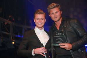 30-01-2017 SHOWBIZZ; AL WEER VOOR DE 35STE KEER DE GEELS AWARDS-NIEUWJAARSPARTY. Populariteit Awards
Traditiegetrouw worden tijdens de Geels Nieuwjaarsparty de Populariteit Awards uitgereikt. Dit jaar mogen de volgende artiesten hun prijs in ontvangst nemen: Shirma Rouse, Tim Douwsma, Wolter Kroes, Tino Martin, O G3NE, The Dirty Daddies, Laura Beekman,Ingrid Simons , Steffen Morrison en Het Feestteam . De awards worden geheel in stijl uitgereikt door verschillende BN ers, waaronder Gerard Joling. 

Populariteit Awards 2016     Geels Nieuwjaarsparty
 
Categorie: 
Meest geboekte Festival band 
en Landelijke doorbraak2016
ARSTIEST: THE DIRTY DADDIES,  Award wordt uitgereikt door Bobbi Eden
 
Categorie: Succesvolste meidengroep en grote doorbraak 2016
Artiest: O 3GENE, Award wordt uitgereikt door Gerard Joling
 
Categorie: Singer songwriter, Upcoming music artiest  
ARTIEST: LAURA BEEKMAN
 
Categorie, Beste Zanger 2016
Artiest: Tino MARTIN

Categorie
Leukste jonge TV Persoonlijkheid 2016
TIM DOUWSMA
 
Categorie: Meest opvallend album 2016
Artiest: WOLTER KROES
 
Categorie: Meest opvallende en succesvolle soulzangeres 2016
Artiest: SHIRMA ROUSE
 
Categorie:   Oeuvre Award?
Artiest: INGRID SIMONS
 
Categorie:   Beste Feest act 2016
Artiest: HET FEESTTEAM
 30-01-2017 SHOWBIZZ; AL WEER VOOR DE 35STE KEER DE GEELS AWARDS-NIEUWJAARSPARTY. Populariteit Awards
Traditiegetrouw worden tijdens de Geels Nieuwjaarsparty de Populariteit Awards uitgereikt. Dit jaar mogen de volgende artiesten hun prijs in ontvangst nemen: Shirma Rouse, Tim Douwsma, Wolter Kroes, Tino Martin, O G3NE, The Dirty Daddies, Laura Beekman,Ingrid Simons , Steffen Morrison en Het Feestteam . De awards worden geheel in stijl uitgereikt door verschillende BN ers, waaronder Gerard Joling. 

Populariteit Awards 2016     Geels Nieuwjaarsparty
 
Categorie: 
Meest geboekte Festival band 
en Landelijke doorbraak2016
ARSTIEST: THE DIRTY DADDIES,  Award wordt uitgereikt door Bobbi Eden
 
Categorie: Succesvolste meidengroep en grote doorbraak 2016
Artiest: O 3GENE, Award wordt uitgereikt door Gerard Joling
 
Categorie: Singer songwriter, Upcoming music artiest  
ARTIEST: LAURA BEEKMAN
 
Categorie, Beste Zanger 2016
Artiest: Tino MARTIN

Categorie
Leukste jonge TV Persoonlijkheid 2016
TIM DOUWSMA
 
Categorie: Meest opvallend album 2016
Artiest: WOLTER KROES
 
Categorie: Meest opvallende en succesvolle soulzangeres 2016
Artiest: SHIRMA ROUSE
 30-01-2017 SHOWBIZZ; AL WEER VOOR DE 35STE KEER DE GEELS AWARDS-NIEUWJAARSPARTY. Populariteit Awards
Traditiegetrouw worden tijdens de Geels Nieuwjaarsparty de Populariteit Awards uitgereikt. Dit jaar mogen de volgende artiesten hun prijs in ontvangst nemen: Shirma Rouse, Tim Douwsma, Wolter Kroes, Tino Martin, O G3NE, The Dirty Daddies, Laura Beekman,Ingrid Simons , Steffen Morrison en Het Feestteam . De awards worden geheel in stijl uitgereikt door verschillende BN ers, waaronder Gerard Joling. 

Populariteit Awards 2016     Geels Nieuwjaarsparty
 
Categorie: 
Meest geboekte Festival band 
en Landelijke doorbraak2016
ARSTIEST: THE DIRTY DADDIES,  Award wordt uitgereikt door Bobbi Eden
 
Categorie: Succesvolste meidengroep en grote doorbraak 2016
Artiest: O 3GENE, Award wordt uitgereikt door Gerard Joling
 
Categorie: Singer songwriter, Upcoming music artiest  
ARTIEST: LAURA BEEKMAN
 
Categorie, Beste Zanger 2016
Artiest: Tino MARTIN

Categorie
Leukste jonge TV Persoonlijkheid 2016
TIM DOUWSMA
 
Categorie: Meest opvallend album 2016
Artiest: WOLTER KROES
 
Categorie: Meest opvallende en succesvolle soulzangeres 2016
Artiest: SHIRMA ROUSE
 
Categorie:   Oeuvre Award?
Artiest: INGRID SIMONS
 
Categorie:   Beste Feest act 2016
Artiest: HET FEESTTEAM
 
Categorie:  Beste Live performer Classic old Soul 2016
Artiest: STEFFEN MORRISON
 
Cat30-01-2017 SHOWBIZZ; AL WEER VOOR DE 35STE KEER DE GEELS AWARDS-NIEUWJAARSPARTY. Populariteit Awards
Traditiegetrouw worden tijdens de Geels Nieuwjaarsparty de Populariteit Awards uitgereikt. Dit jaar mogen de volgende artiesten hun prijs in ontvangst nemen: Shirma Rouse, Tim Douwsma, Wolter Kroes, Tino Martin, O G3NE, The Dirty Daddies, Laura Beekman,Ingrid Simons , Steffen Morrison en Het Feestteam . De awards worden geheel in stijl uitgereikt door verschillende BN ers, waaronder Gerard Joling. 

Populariteit Awards 2016     Geels Nieuwjaarsparty
 
Categorie: 
Meest geboekte Festival band 
en Landelijke doorbraak2016
ARSTIEST: THE DIRTY DADDIES,  Award wordt uitgereikt door Bobbi Eden
 
Categorie: Succesvolste meidengroep en grote doorbraak 2016
Artiest: O 3GENE, Award wordt uitgereikt door Gerard Joling
 
Categorie: Singer songwriter, Upcoming music artiest  
ARTIEST: LAURA BEEKMAN
 
Categorie, Beste Zanger 2016
Artiest: Tino MARTIN

Categorie
Leukste jonge TV Persoonlijkheid 2016
TIM DOUWSMA
 
Categorie: Meest opvallend album 2016
Artiest: WOLTER KROES
 
Categorie: Meest opvallende en succesvolle soulzangeres 2016
Artiest: SHIRMA ROUSE
 
Categorie:   Oeuvre Award?
Artiest: INGRID SIMONS
 
Categorie:   Beste Feest act 2016
Artiest: HET FEESTTEAM
 
Categorie:  Beste Live performer Classic old Soul 2016
Artiest: STEFFEN MORRISON
 egorie:   Oeuvre Award?
Artiest: INGRID SIMONS
 
Categorie:   Beste Feest act 2016
Artiest: HET FEESTTEAM
 
Categorie:  Beste Live performer Classic old Soul 2016
Artiest: STEFFEN MORRISON
 
Categorie:  Beste Live performer Classic old Soul 2016
Artiest: STEFFEN MORRISON
Foto: Albert den Iseger