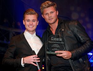 30-01-2017 SHOWBIZZ; AL WEER VOOR DE 35STE KEER DE GEELS AWARDS-NIEUWJAARSPARTY. Populariteit Awards
Traditiegetrouw worden tijdens de Geels Nieuwjaarsparty de Populariteit Awards uitgereikt. Dit jaar mogen de volgende artiesten hun prijs in ontvangst nemen: Shirma Rouse, Tim Douwsma, Wolter Kroes, Tino Martin, O G3NE, The Dirty Daddies, Laura Beekman,Ingrid Simons , Steffen Morrison en Het Feestteam . De awards worden geheel in stijl uitgereikt door verschillende BN ers, waaronder Gerard Joling. 

Populariteit Awards 2016     Geels Nieuwjaarsparty
 
Categorie: 
Meest geboekte Festival band 
en Landelijke doorbraak2016
ARSTIEST: THE DIRTY DADDIES,  Award wordt uitgereikt door Bobbi Eden
 
Categorie: Succesvolste meidengroep en grote doorbraak 2016
Artiest: O 3GENE, Award wordt uitgereikt door Gerard Joling
 
Categorie: Singer songwriter, Upcoming music artiest  
ARTIEST: LAURA BEEKMAN
 
Categorie, Beste Zanger 2016
Artiest: Tino MARTIN

Categorie
Leukste jonge TV Persoonlijkheid 2016
TIM DOUWSMA
 
Categorie: Meest opvallend album 2016
Artiest: WOLTER KROES
 
Categorie: Meest opvallende en succesvolle soulzangeres 2016
Artiest: SHIRMA ROUSE
 
Categorie:   Oeuvre Award?
Artiest: INGRID SIMONS
 
Categorie:   Beste Feest act 2016
Artiest: HET FEESTTEAM
 30-01-2017 SHOWBIZZ; AL WEER VOOR DE 35STE KEER DE GEELS AWARDS-NIEUWJAARSPARTY. Populariteit Awards
Traditiegetrouw worden tijdens de Geels Nieuwjaarsparty de Populariteit Awards uitgereikt. Dit jaar mogen de volgende artiesten hun prijs in ontvangst nemen: Shirma Rouse, Tim Douwsma, Wolter Kroes, Tino Martin, O G3NE, The Dirty Daddies, Laura Beekman,Ingrid Simons , Steffen Morrison en Het Feestteam . De awards worden geheel in stijl uitgereikt door verschillende BN ers, waaronder Gerard Joling. 

Populariteit Awards 2016     Geels Nieuwjaarsparty
 
Categorie: 
Meest geboekte Festival band 
en Landelijke doorbraak2016
ARSTIEST: THE DIRTY DADDIES,  Award wordt uitgereikt door Bobbi Eden
 
Categorie: Succesvolste meidengroep en grote doorbraak 2016
Artiest: O 3GENE, Award wordt uitgereikt door Gerard Joling
 
Categorie: Singer songwriter, Upcoming music artiest  
ARTIEST: LAURA BEEKMAN
 
Categorie, Beste Zanger 2016
Artiest: Tino MARTIN

Categorie
Leukste jonge TV Persoonlijkheid 2016
TIM DOUWSMA
 
Categorie: Meest opvallend album 2016
Artiest: WOLTER KROES
 
Categorie: Meest opvallende en succesvolle soulzangeres 2016
Artiest: SHIRMA ROUSE
 30-01-2017 SHOWBIZZ; AL WEER VOOR DE 35STE KEER DE GEELS AWARDS-NIEUWJAARSPARTY. Populariteit Awards
Traditiegetrouw worden tijdens de Geels Nieuwjaarsparty de Populariteit Awards uitgereikt. Dit jaar mogen de volgende artiesten hun prijs in ontvangst nemen: Shirma Rouse, Tim Douwsma, Wolter Kroes, Tino Martin, O G3NE, The Dirty Daddies, Laura Beekman,Ingrid Simons , Steffen Morrison en Het Feestteam . De awards worden geheel in stijl uitgereikt door verschillende BN ers, waaronder Gerard Joling. 

Populariteit Awards 2016     Geels Nieuwjaarsparty
 
Categorie: 
Meest geboekte Festival band 
en Landelijke doorbraak2016
ARSTIEST: THE DIRTY DADDIES,  Award wordt uitgereikt door Bobbi Eden
 
Categorie: Succesvolste meidengroep en grote doorbraak 2016
Artiest: O 3GENE, Award wordt uitgereikt door Gerard Joling
 
Categorie: Singer songwriter, Upcoming music artiest  
ARTIEST: LAURA BEEKMAN
 
Categorie, Beste Zanger 2016
Artiest: Tino MARTIN

Categorie
Leukste jonge TV Persoonlijkheid 2016
TIM DOUWSMA
 
Categorie: Meest opvallend album 2016
Artiest: WOLTER KROES
 
Categorie: Meest opvallende en succesvolle soulzangeres 2016
Artiest: SHIRMA ROUSE
 
Categorie:   Oeuvre Award?
Artiest: INGRID SIMONS
 
Categorie:   Beste Feest act 2016
Artiest: HET FEESTTEAM
 
Categorie:  Beste Live performer Classic old Soul 2016
Artiest: STEFFEN MORRISON
 
Cat30-01-2017 SHOWBIZZ; AL WEER VOOR DE 35STE KEER DE GEELS AWARDS-NIEUWJAARSPARTY. Populariteit Awards
Traditiegetrouw worden tijdens de Geels Nieuwjaarsparty de Populariteit Awards uitgereikt. Dit jaar mogen de volgende artiesten hun prijs in ontvangst nemen: Shirma Rouse, Tim Douwsma, Wolter Kroes, Tino Martin, O G3NE, The Dirty Daddies, Laura Beekman,Ingrid Simons , Steffen Morrison en Het Feestteam . De awards worden geheel in stijl uitgereikt door verschillende BN ers, waaronder Gerard Joling. 

Populariteit Awards 2016     Geels Nieuwjaarsparty
 
Categorie: 
Meest geboekte Festival band 
en Landelijke doorbraak2016
ARSTIEST: THE DIRTY DADDIES,  Award wordt uitgereikt door Bobbi Eden
 
Categorie: Succesvolste meidengroep en grote doorbraak 2016
Artiest: O 3GENE, Award wordt uitgereikt door Gerard Joling
 
Categorie: Singer songwriter, Upcoming music artiest  
ARTIEST: LAURA BEEKMAN
 
Categorie, Beste Zanger 2016
Artiest: Tino MARTIN

Categorie
Leukste jonge TV Persoonlijkheid 2016
TIM DOUWSMA
 
Categorie: Meest opvallend album 2016
Artiest: WOLTER KROES
 
Categorie: Meest opvallende en succesvolle soulzangeres 2016
Artiest: SHIRMA ROUSE
 
Categorie:   Oeuvre Award?
Artiest: INGRID SIMONS
 
Categorie:   Beste Feest act 2016
Artiest: HET FEESTTEAM
 
Categorie:  Beste Live performer Classic old Soul 2016
Artiest: STEFFEN MORRISON
 egorie:   Oeuvre Award?
Artiest: INGRID SIMONS
 
Categorie:   Beste Feest act 2016
Artiest: HET FEESTTEAM
 
Categorie:  Beste Live performer Classic old Soul 2016
Artiest: STEFFEN MORRISON
 
Categorie:  Beste Live performer Classic old Soul 2016
Artiest: STEFFEN MORRISON
Foto: Albert den Iseger