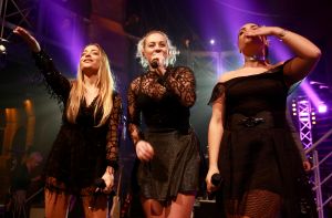 30-01-2017 SHOWBIZZ; AL WEER VOOR DE 35STE KEER DE GEELS AWARDS-NIEUWJAARSPARTY. Populariteit Awards
Traditiegetrouw worden tijdens de Geels Nieuwjaarsparty de Populariteit Awards uitgereikt. Dit jaar mogen de volgende artiesten hun prijs in ontvangst nemen: Shirma Rouse, Tim Douwsma, Wolter Kroes, Tino Martin, O G3NE, The Dirty Daddies, Laura Beekman,Ingrid Simons , Steffen Morrison en Het Feestteam . De awards worden geheel in stijl uitgereikt door verschillende BN ers, waaronder Gerard Joling. 

Populariteit Awards 2016     Geels Nieuwjaarsparty
 
Categorie: 
Meest geboekte Festival band 
en Landelijke doorbraak2016
ARSTIEST: THE DIRTY DADDIES,  Award wordt uitgereikt door Bobbi Eden
 
Categorie: Succesvolste meidengroep en grote doorbraak 2016
Artiest: O 3GENE, Award wordt uitgereikt door Gerard Joling
 
Categorie: Singer songwriter, Upcoming music artiest  
ARTIEST: LAURA BEEKMAN
 
Categorie, Beste Zanger 2016
Artiest: Tino MARTIN

Categorie
Leukste jonge TV Persoonlijkheid 2016
TIM DOUWSMA
 
Categorie: Meest opvallend album 2016
Artiest: WOLTER KROES
 
Categorie: Meest opvallende en succesvolle soulzangeres 2016
Artiest: SHIRMA ROUSE
 
Categorie:   Oeuvre Award?
Artiest: INGRID SIMONS
 
Categorie:   Beste Feest act 2016
Artiest: HET FEESTTEAM
 30-01-2017 SHOWBIZZ; AL WEER VOOR DE 35STE KEER DE GEELS AWARDS-NIEUWJAARSPARTY. Populariteit Awards
Traditiegetrouw worden tijdens de Geels Nieuwjaarsparty de Populariteit Awards uitgereikt. Dit jaar mogen de volgende artiesten hun prijs in ontvangst nemen: Shirma Rouse, Tim Douwsma, Wolter Kroes, Tino Martin, O G3NE, The Dirty Daddies, Laura Beekman,Ingrid Simons , Steffen Morrison en Het Feestteam . De awards worden geheel in stijl uitgereikt door verschillende BN ers, waaronder Gerard Joling. 

Populariteit Awards 2016     Geels Nieuwjaarsparty
 
Categorie: 
Meest geboekte Festival band 
en Landelijke doorbraak2016
ARSTIEST: THE DIRTY DADDIES,  Award wordt uitgereikt door Bobbi Eden
 
Categorie: Succesvolste meidengroep en grote doorbraak 2016
Artiest: O 3GENE, Award wordt uitgereikt door Gerard Joling
 
Categorie: Singer songwriter, Upcoming music artiest  
ARTIEST: LAURA BEEKMAN
 
Categorie, Beste Zanger 2016
Artiest: Tino MARTIN

Categorie
Leukste jonge TV Persoonlijkheid 2016
TIM DOUWSMA
 
Categorie: Meest opvallend album 2016
Artiest: WOLTER KROES
 
Categorie: Meest opvallende en succesvolle soulzangeres 2016
Artiest: SHIRMA ROUSE
 30-01-2017 SHOWBIZZ; AL WEER VOOR DE 35STE KEER DE GEELS AWARDS-NIEUWJAARSPARTY. Populariteit Awards
Traditiegetrouw worden tijdens de Geels Nieuwjaarsparty de Populariteit Awards uitgereikt. Dit jaar mogen de volgende artiesten hun prijs in ontvangst nemen: Shirma Rouse, Tim Douwsma, Wolter Kroes, Tino Martin, O G3NE, The Dirty Daddies, Laura Beekman,Ingrid Simons , Steffen Morrison en Het Feestteam . De awards worden geheel in stijl uitgereikt door verschillende BN ers, waaronder Gerard Joling. 

Populariteit Awards 2016     Geels Nieuwjaarsparty
 
Categorie: 
Meest geboekte Festival band 
en Landelijke doorbraak2016
ARSTIEST: THE DIRTY DADDIES,  Award wordt uitgereikt door Bobbi Eden
 
Categorie: Succesvolste meidengroep en grote doorbraak 2016
Artiest: O 3GENE, Award wordt uitgereikt door Gerard Joling
 
Categorie: Singer songwriter, Upcoming music artiest  
ARTIEST: LAURA BEEKMAN
 
Categorie, Beste Zanger 2016
Artiest: Tino MARTIN

Categorie
Leukste jonge TV Persoonlijkheid 2016
TIM DOUWSMA
 
Categorie: Meest opvallend album 2016
Artiest: WOLTER KROES
 
Categorie: Meest opvallende en succesvolle soulzangeres 2016
Artiest: SHIRMA ROUSE
 
Categorie:   Oeuvre Award?
Artiest: INGRID SIMONS
 
Categorie:   Beste Feest act 2016
Artiest: HET FEESTTEAM
 
Categorie:  Beste Live performer Classic old Soul 2016
Artiest: STEFFEN MORRISON
 
Cat30-01-2017 SHOWBIZZ; AL WEER VOOR DE 35STE KEER DE GEELS AWARDS-NIEUWJAARSPARTY. Populariteit Awards
Traditiegetrouw worden tijdens de Geels Nieuwjaarsparty de Populariteit Awards uitgereikt. Dit jaar mogen de volgende artiesten hun prijs in ontvangst nemen: Shirma Rouse, Tim Douwsma, Wolter Kroes, Tino Martin, O G3NE, The Dirty Daddies, Laura Beekman,Ingrid Simons , Steffen Morrison en Het Feestteam . De awards worden geheel in stijl uitgereikt door verschillende BN ers, waaronder Gerard Joling. 

Populariteit Awards 2016     Geels Nieuwjaarsparty
 
Categorie: 
Meest geboekte Festival band 
en Landelijke doorbraak2016
ARSTIEST: THE DIRTY DADDIES,  Award wordt uitgereikt door Bobbi Eden
 
Categorie: Succesvolste meidengroep en grote doorbraak 2016
Artiest: O 3GENE, Award wordt uitgereikt door Gerard Joling
 
Categorie: Singer songwriter, Upcoming music artiest  
ARTIEST: LAURA BEEKMAN
 
Categorie, Beste Zanger 2016
Artiest: Tino MARTIN

Categorie
Leukste jonge TV Persoonlijkheid 2016
TIM DOUWSMA
 
Categorie: Meest opvallend album 2016
Artiest: WOLTER KROES
 
Categorie: Meest opvallende en succesvolle soulzangeres 2016
Artiest: SHIRMA ROUSE
 
Categorie:   Oeuvre Award?
Artiest: INGRID SIMONS
 
Categorie:   Beste Feest act 2016
Artiest: HET FEESTTEAM
 
Categorie:  Beste Live performer Classic old Soul 2016
Artiest: STEFFEN MORRISON
 egorie:   Oeuvre Award?
Artiest: INGRID SIMONS
 
Categorie:   Beste Feest act 2016
Artiest: HET FEESTTEAM
 
Categorie:  Beste Live performer Classic old Soul 2016
Artiest: STEFFEN MORRISON
 
Categorie:  Beste Live performer Classic old Soul 2016
Artiest: STEFFEN MORRISON
Foto: Albert den Iseger