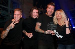 30-01-2017 SHOWBIZZ; AL WEER VOOR DE 35STE KEER DE GEELS AWARDS-NIEUWJAARSPARTY. Populariteit Awards
Traditiegetrouw worden tijdens de Geels Nieuwjaarsparty de Populariteit Awards uitgereikt. Dit jaar mogen de volgende artiesten hun prijs in ontvangst nemen: Shirma Rouse, Tim Douwsma, Wolter Kroes, Tino Martin, O G3NE, The Dirty Daddies, Laura Beekman,Ingrid Simons , Steffen Morrison en Het Feestteam . De awards worden geheel in stijl uitgereikt door verschillende BN ers, waaronder Gerard Joling. 

Populariteit Awards 2016     Geels Nieuwjaarsparty
 
Categorie: 
Meest geboekte Festival band 
en Landelijke doorbraak2016
ARSTIEST: THE DIRTY DADDIES,  Award wordt uitgereikt door Bobbi Eden
 
Categorie: Succesvolste meidengroep en grote doorbraak 2016
Artiest: O 3GENE, Award wordt uitgereikt door Gerard Joling
 
Categorie: Singer songwriter, Upcoming music artiest  
ARTIEST: LAURA BEEKMAN
 
Categorie, Beste Zanger 2016
Artiest: Tino MARTIN

Categorie
Leukste jonge TV Persoonlijkheid 2016
TIM DOUWSMA
 
Categorie: Meest opvallend album 2016
Artiest: WOLTER KROES
 
Categorie: Meest opvallende en succesvolle soulzangeres 2016
Artiest: SHIRMA ROUSE
 
Categorie:   Oeuvre Award?
Artiest: INGRID SIMONS
 
Categorie:   Beste Feest act 2016
Artiest: HET FEESTTEAM
 30-01-2017 SHOWBIZZ; AL WEER VOOR DE 35STE KEER DE GEELS AWARDS-NIEUWJAARSPARTY. Populariteit Awards
Traditiegetrouw worden tijdens de Geels Nieuwjaarsparty de Populariteit Awards uitgereikt. Dit jaar mogen de volgende artiesten hun prijs in ontvangst nemen: Shirma Rouse, Tim Douwsma, Wolter Kroes, Tino Martin, O G3NE, The Dirty Daddies, Laura Beekman,Ingrid Simons , Steffen Morrison en Het Feestteam . De awards worden geheel in stijl uitgereikt door verschillende BN ers, waaronder Gerard Joling. 

Populariteit Awards 2016     Geels Nieuwjaarsparty
 
Categorie: 
Meest geboekte Festival band 
en Landelijke doorbraak2016
ARSTIEST: THE DIRTY DADDIES,  Award wordt uitgereikt door Bobbi Eden
 
Categorie: Succesvolste meidengroep en grote doorbraak 2016
Artiest: O 3GENE, Award wordt uitgereikt door Gerard Joling
 
Categorie: Singer songwriter, Upcoming music artiest  
ARTIEST: LAURA BEEKMAN
 
Categorie, Beste Zanger 2016
Artiest: Tino MARTIN

Categorie
Leukste jonge TV Persoonlijkheid 2016
TIM DOUWSMA
 
Categorie: Meest opvallend album 2016
Artiest: WOLTER KROES
 
Categorie: Meest opvallende en succesvolle soulzangeres 2016
Artiest: SHIRMA ROUSE
 30-01-2017 SHOWBIZZ; AL WEER VOOR DE 35STE KEER DE GEELS AWARDS-NIEUWJAARSPARTY. Populariteit Awards
Traditiegetrouw worden tijdens de Geels Nieuwjaarsparty de Populariteit Awards uitgereikt. Dit jaar mogen de volgende artiesten hun prijs in ontvangst nemen: Shirma Rouse, Tim Douwsma, Wolter Kroes, Tino Martin, O G3NE, The Dirty Daddies, Laura Beekman,Ingrid Simons , Steffen Morrison en Het Feestteam . De awards worden geheel in stijl uitgereikt door verschillende BN ers, waaronder Gerard Joling. 

Populariteit Awards 2016     Geels Nieuwjaarsparty
 
Categorie: 
Meest geboekte Festival band 
en Landelijke doorbraak2016
ARSTIEST: THE DIRTY DADDIES,  Award wordt uitgereikt door Bobbi Eden
 
Categorie: Succesvolste meidengroep en grote doorbraak 2016
Artiest: O 3GENE, Award wordt uitgereikt door Gerard Joling
 
Categorie: Singer songwriter, Upcoming music artiest  
ARTIEST: LAURA BEEKMAN
 
Categorie, Beste Zanger 2016
Artiest: Tino MARTIN

Categorie
Leukste jonge TV Persoonlijkheid 2016
TIM DOUWSMA
 
Categorie: Meest opvallend album 2016
Artiest: WOLTER KROES
 
Categorie: Meest opvallende en succesvolle soulzangeres 2016
Artiest: SHIRMA ROUSE
 
Categorie:   Oeuvre Award?
Artiest: INGRID SIMONS
 
Categorie:   Beste Feest act 2016
Artiest: HET FEESTTEAM
 
Categorie:  Beste Live performer Classic old Soul 2016
Artiest: STEFFEN MORRISON
 
Cat30-01-2017 SHOWBIZZ; AL WEER VOOR DE 35STE KEER DE GEELS AWARDS-NIEUWJAARSPARTY. Populariteit Awards
Traditiegetrouw worden tijdens de Geels Nieuwjaarsparty de Populariteit Awards uitgereikt. Dit jaar mogen de volgende artiesten hun prijs in ontvangst nemen: Shirma Rouse, Tim Douwsma, Wolter Kroes, Tino Martin, O G3NE, The Dirty Daddies, Laura Beekman,Ingrid Simons , Steffen Morrison en Het Feestteam . De awards worden geheel in stijl uitgereikt door verschillende BN ers, waaronder Gerard Joling. 

Populariteit Awards 2016     Geels Nieuwjaarsparty
 
Categorie: 
Meest geboekte Festival band 
en Landelijke doorbraak2016
ARSTIEST: THE DIRTY DADDIES,  Award wordt uitgereikt door Bobbi Eden
 
Categorie: Succesvolste meidengroep en grote doorbraak 2016
Artiest: O 3GENE, Award wordt uitgereikt door Gerard Joling
 
Categorie: Singer songwriter, Upcoming music artiest  
ARTIEST: LAURA BEEKMAN
 
Categorie, Beste Zanger 2016
Artiest: Tino MARTIN

Categorie
Leukste jonge TV Persoonlijkheid 2016
TIM DOUWSMA
 
Categorie: Meest opvallend album 2016
Artiest: WOLTER KROES
 
Categorie: Meest opvallende en succesvolle soulzangeres 2016
Artiest: SHIRMA ROUSE
 
Categorie:   Oeuvre Award?
Artiest: INGRID SIMONS
 
Categorie:   Beste Feest act 2016
Artiest: HET FEESTTEAM
 
Categorie:  Beste Live performer Classic old Soul 2016
Artiest: STEFFEN MORRISON
 egorie:   Oeuvre Award?
Artiest: INGRID SIMONS
 
Categorie:   Beste Feest act 2016
Artiest: HET FEESTTEAM
 
Categorie:  Beste Live performer Classic old Soul 2016
Artiest: STEFFEN MORRISON
 
Categorie:  Beste Live performer Classic old Soul 2016
Artiest: STEFFEN MORRISON
Foto: Albert den Iseger