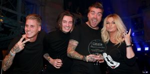 30-01-2017 SHOWBIZZ; AL WEER VOOR DE 35STE KEER DE GEELS AWARDS-NIEUWJAARSPARTY. Populariteit Awards
Traditiegetrouw worden tijdens de Geels Nieuwjaarsparty de Populariteit Awards uitgereikt. Dit jaar mogen de volgende artiesten hun prijs in ontvangst nemen: Shirma Rouse, Tim Douwsma, Wolter Kroes, Tino Martin, O G3NE, The Dirty Daddies, Laura Beekman,Ingrid Simons , Steffen Morrison en Het Feestteam . De awards worden geheel in stijl uitgereikt door verschillende BN ers, waaronder Gerard Joling. 

Populariteit Awards 2016     Geels Nieuwjaarsparty
 
Categorie: 
Meest geboekte Festival band 
en Landelijke doorbraak2016
ARSTIEST: THE DIRTY DADDIES,  Award wordt uitgereikt door Bobbi Eden
 
Categorie: Succesvolste meidengroep en grote doorbraak 2016
Artiest: O 3GENE, Award wordt uitgereikt door Gerard Joling
 
Categorie: Singer songwriter, Upcoming music artiest  
ARTIEST: LAURA BEEKMAN
 
Categorie, Beste Zanger 2016
Artiest: Tino MARTIN

Categorie
Leukste jonge TV Persoonlijkheid 2016
TIM DOUWSMA
 
Categorie: Meest opvallend album 2016
Artiest: WOLTER KROES
 
Categorie: Meest opvallende en succesvolle soulzangeres 2016
Artiest: SHIRMA ROUSE
 
Categorie:   Oeuvre Award?
Artiest: INGRID SIMONS
 
Categorie:   Beste Feest act 2016
Artiest: HET FEESTTEAM
 30-01-2017 SHOWBIZZ; AL WEER VOOR DE 35STE KEER DE GEELS AWARDS-NIEUWJAARSPARTY. Populariteit Awards
Traditiegetrouw worden tijdens de Geels Nieuwjaarsparty de Populariteit Awards uitgereikt. Dit jaar mogen de volgende artiesten hun prijs in ontvangst nemen: Shirma Rouse, Tim Douwsma, Wolter Kroes, Tino Martin, O G3NE, The Dirty Daddies, Laura Beekman,Ingrid Simons , Steffen Morrison en Het Feestteam . De awards worden geheel in stijl uitgereikt door verschillende BN ers, waaronder Gerard Joling. 

Populariteit Awards 2016     Geels Nieuwjaarsparty
 
Categorie: 
Meest geboekte Festival band 
en Landelijke doorbraak2016
ARSTIEST: THE DIRTY DADDIES,  Award wordt uitgereikt door Bobbi Eden
 
Categorie: Succesvolste meidengroep en grote doorbraak 2016
Artiest: O 3GENE, Award wordt uitgereikt door Gerard Joling
 
Categorie: Singer songwriter, Upcoming music artiest  
ARTIEST: LAURA BEEKMAN
 
Categorie, Beste Zanger 2016
Artiest: Tino MARTIN

Categorie
Leukste jonge TV Persoonlijkheid 2016
TIM DOUWSMA
 
Categorie: Meest opvallend album 2016
Artiest: WOLTER KROES
 
Categorie: Meest opvallende en succesvolle soulzangeres 2016
Artiest: SHIRMA ROUSE
 30-01-2017 SHOWBIZZ; AL WEER VOOR DE 35STE KEER DE GEELS AWARDS-NIEUWJAARSPARTY. Populariteit Awards
Traditiegetrouw worden tijdens de Geels Nieuwjaarsparty de Populariteit Awards uitgereikt. Dit jaar mogen de volgende artiesten hun prijs in ontvangst nemen: Shirma Rouse, Tim Douwsma, Wolter Kroes, Tino Martin, O G3NE, The Dirty Daddies, Laura Beekman,Ingrid Simons , Steffen Morrison en Het Feestteam . De awards worden geheel in stijl uitgereikt door verschillende BN ers, waaronder Gerard Joling. 

Populariteit Awards 2016     Geels Nieuwjaarsparty
 
Categorie: 
Meest geboekte Festival band 
en Landelijke doorbraak2016
ARSTIEST: THE DIRTY DADDIES,  Award wordt uitgereikt door Bobbi Eden
 
Categorie: Succesvolste meidengroep en grote doorbraak 2016
Artiest: O 3GENE, Award wordt uitgereikt door Gerard Joling
 
Categorie: Singer songwriter, Upcoming music artiest  
ARTIEST: LAURA BEEKMAN
 
Categorie, Beste Zanger 2016
Artiest: Tino MARTIN

Categorie
Leukste jonge TV Persoonlijkheid 2016
TIM DOUWSMA
 
Categorie: Meest opvallend album 2016
Artiest: WOLTER KROES
 
Categorie: Meest opvallende en succesvolle soulzangeres 2016
Artiest: SHIRMA ROUSE
 
Categorie:   Oeuvre Award?
Artiest: INGRID SIMONS
 
Categorie:   Beste Feest act 2016
Artiest: HET FEESTTEAM
 
Categorie:  Beste Live performer Classic old Soul 2016
Artiest: STEFFEN MORRISON
 
Cat30-01-2017 SHOWBIZZ; AL WEER VOOR DE 35STE KEER DE GEELS AWARDS-NIEUWJAARSPARTY. Populariteit Awards
Traditiegetrouw worden tijdens de Geels Nieuwjaarsparty de Populariteit Awards uitgereikt. Dit jaar mogen de volgende artiesten hun prijs in ontvangst nemen: Shirma Rouse, Tim Douwsma, Wolter Kroes, Tino Martin, O G3NE, The Dirty Daddies, Laura Beekman,Ingrid Simons , Steffen Morrison en Het Feestteam . De awards worden geheel in stijl uitgereikt door verschillende BN ers, waaronder Gerard Joling. 

Populariteit Awards 2016     Geels Nieuwjaarsparty
 
Categorie: 
Meest geboekte Festival band 
en Landelijke doorbraak2016
ARSTIEST: THE DIRTY DADDIES,  Award wordt uitgereikt door Bobbi Eden
 
Categorie: Succesvolste meidengroep en grote doorbraak 2016
Artiest: O 3GENE, Award wordt uitgereikt door Gerard Joling
 
Categorie: Singer songwriter, Upcoming music artiest  
ARTIEST: LAURA BEEKMAN
 
Categorie, Beste Zanger 2016
Artiest: Tino MARTIN

Categorie
Leukste jonge TV Persoonlijkheid 2016
TIM DOUWSMA
 
Categorie: Meest opvallend album 2016
Artiest: WOLTER KROES
 
Categorie: Meest opvallende en succesvolle soulzangeres 2016
Artiest: SHIRMA ROUSE
 
Categorie:   Oeuvre Award?
Artiest: INGRID SIMONS
 
Categorie:   Beste Feest act 2016
Artiest: HET FEESTTEAM
 
Categorie:  Beste Live performer Classic old Soul 2016
Artiest: STEFFEN MORRISON
 egorie:   Oeuvre Award?
Artiest: INGRID SIMONS
 
Categorie:   Beste Feest act 2016
Artiest: HET FEESTTEAM
 
Categorie:  Beste Live performer Classic old Soul 2016
Artiest: STEFFEN MORRISON
 
Categorie:  Beste Live performer Classic old Soul 2016
Artiest: STEFFEN MORRISON
Foto: Albert den Iseger