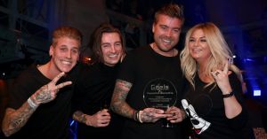 30-01-2017 SHOWBIZZ; AL WEER VOOR DE 35STE KEER DE GEELS AWARDS-NIEUWJAARSPARTY. Populariteit Awards
Traditiegetrouw worden tijdens de Geels Nieuwjaarsparty de Populariteit Awards uitgereikt. Dit jaar mogen de volgende artiesten hun prijs in ontvangst nemen: Shirma Rouse, Tim Douwsma, Wolter Kroes, Tino Martin, O G3NE, The Dirty Daddies, Laura Beekman,Ingrid Simons , Steffen Morrison en Het Feestteam . De awards worden geheel in stijl uitgereikt door verschillende BN ers, waaronder Gerard Joling. 

Populariteit Awards 2016     Geels Nieuwjaarsparty
 
Categorie: 
Meest geboekte Festival band 
en Landelijke doorbraak2016
ARSTIEST: THE DIRTY DADDIES,  Award wordt uitgereikt door Bobbi Eden
 
Categorie: Succesvolste meidengroep en grote doorbraak 2016
Artiest: O 3GENE, Award wordt uitgereikt door Gerard Joling
 
Categorie: Singer songwriter, Upcoming music artiest  
ARTIEST: LAURA BEEKMAN
 
Categorie, Beste Zanger 2016
Artiest: Tino MARTIN

Categorie
Leukste jonge TV Persoonlijkheid 2016
TIM DOUWSMA
 
Categorie: Meest opvallend album 2016
Artiest: WOLTER KROES
 
Categorie: Meest opvallende en succesvolle soulzangeres 2016
Artiest: SHIRMA ROUSE
 
Categorie:   Oeuvre Award?
Artiest: INGRID SIMONS
 
Categorie:   Beste Feest act 2016
Artiest: HET FEESTTEAM
 30-01-2017 SHOWBIZZ; AL WEER VOOR DE 35STE KEER DE GEELS AWARDS-NIEUWJAARSPARTY. Populariteit Awards
Traditiegetrouw worden tijdens de Geels Nieuwjaarsparty de Populariteit Awards uitgereikt. Dit jaar mogen de volgende artiesten hun prijs in ontvangst nemen: Shirma Rouse, Tim Douwsma, Wolter Kroes, Tino Martin, O G3NE, The Dirty Daddies, Laura Beekman,Ingrid Simons , Steffen Morrison en Het Feestteam . De awards worden geheel in stijl uitgereikt door verschillende BN ers, waaronder Gerard Joling. 

Populariteit Awards 2016     Geels Nieuwjaarsparty
 
Categorie: 
Meest geboekte Festival band 
en Landelijke doorbraak2016
ARSTIEST: THE DIRTY DADDIES,  Award wordt uitgereikt door Bobbi Eden
 
Categorie: Succesvolste meidengroep en grote doorbraak 2016
Artiest: O 3GENE, Award wordt uitgereikt door Gerard Joling
 
Categorie: Singer songwriter, Upcoming music artiest  
ARTIEST: LAURA BEEKMAN
 
Categorie, Beste Zanger 2016
Artiest: Tino MARTIN

Categorie
Leukste jonge TV Persoonlijkheid 2016
TIM DOUWSMA
 
Categorie: Meest opvallend album 2016
Artiest: WOLTER KROES
 
Categorie: Meest opvallende en succesvolle soulzangeres 2016
Artiest: SHIRMA ROUSE
 30-01-2017 SHOWBIZZ; AL WEER VOOR DE 35STE KEER DE GEELS AWARDS-NIEUWJAARSPARTY. Populariteit Awards
Traditiegetrouw worden tijdens de Geels Nieuwjaarsparty de Populariteit Awards uitgereikt. Dit jaar mogen de volgende artiesten hun prijs in ontvangst nemen: Shirma Rouse, Tim Douwsma, Wolter Kroes, Tino Martin, O G3NE, The Dirty Daddies, Laura Beekman,Ingrid Simons , Steffen Morrison en Het Feestteam . De awards worden geheel in stijl uitgereikt door verschillende BN ers, waaronder Gerard Joling. 

Populariteit Awards 2016     Geels Nieuwjaarsparty
 
Categorie: 
Meest geboekte Festival band 
en Landelijke doorbraak2016
ARSTIEST: THE DIRTY DADDIES,  Award wordt uitgereikt door Bobbi Eden
 
Categorie: Succesvolste meidengroep en grote doorbraak 2016
Artiest: O 3GENE, Award wordt uitgereikt door Gerard Joling
 
Categorie: Singer songwriter, Upcoming music artiest  
ARTIEST: LAURA BEEKMAN
 
Categorie, Beste Zanger 2016
Artiest: Tino MARTIN

Categorie
Leukste jonge TV Persoonlijkheid 2016
TIM DOUWSMA
 
Categorie: Meest opvallend album 2016
Artiest: WOLTER KROES
 
Categorie: Meest opvallende en succesvolle soulzangeres 2016
Artiest: SHIRMA ROUSE
 
Categorie:   Oeuvre Award?
Artiest: INGRID SIMONS
 
Categorie:   Beste Feest act 2016
Artiest: HET FEESTTEAM
 
Categorie:  Beste Live performer Classic old Soul 2016
Artiest: STEFFEN MORRISON
 
Cat30-01-2017 SHOWBIZZ; AL WEER VOOR DE 35STE KEER DE GEELS AWARDS-NIEUWJAARSPARTY. Populariteit Awards
Traditiegetrouw worden tijdens de Geels Nieuwjaarsparty de Populariteit Awards uitgereikt. Dit jaar mogen de volgende artiesten hun prijs in ontvangst nemen: Shirma Rouse, Tim Douwsma, Wolter Kroes, Tino Martin, O G3NE, The Dirty Daddies, Laura Beekman,Ingrid Simons , Steffen Morrison en Het Feestteam . De awards worden geheel in stijl uitgereikt door verschillende BN ers, waaronder Gerard Joling. 

Populariteit Awards 2016     Geels Nieuwjaarsparty
 
Categorie: 
Meest geboekte Festival band 
en Landelijke doorbraak2016
ARSTIEST: THE DIRTY DADDIES,  Award wordt uitgereikt door Bobbi Eden
 
Categorie: Succesvolste meidengroep en grote doorbraak 2016
Artiest: O 3GENE, Award wordt uitgereikt door Gerard Joling
 
Categorie: Singer songwriter, Upcoming music artiest  
ARTIEST: LAURA BEEKMAN
 
Categorie, Beste Zanger 2016
Artiest: Tino MARTIN

Categorie
Leukste jonge TV Persoonlijkheid 2016
TIM DOUWSMA
 
Categorie: Meest opvallend album 2016
Artiest: WOLTER KROES
 
Categorie: Meest opvallende en succesvolle soulzangeres 2016
Artiest: SHIRMA ROUSE
 
Categorie:   Oeuvre Award?
Artiest: INGRID SIMONS
 
Categorie:   Beste Feest act 2016
Artiest: HET FEESTTEAM
 
Categorie:  Beste Live performer Classic old Soul 2016
Artiest: STEFFEN MORRISON
 egorie:   Oeuvre Award?
Artiest: INGRID SIMONS
 
Categorie:   Beste Feest act 2016
Artiest: HET FEESTTEAM
 
Categorie:  Beste Live performer Classic old Soul 2016
Artiest: STEFFEN MORRISON
 
Categorie:  Beste Live performer Classic old Soul 2016
Artiest: STEFFEN MORRISON
Foto: Albert den Iseger