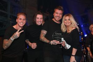 30-01-2017 SHOWBIZZ; AL WEER VOOR DE 35STE KEER DE GEELS AWARDS-NIEUWJAARSPARTY. Populariteit Awards
Traditiegetrouw worden tijdens de Geels Nieuwjaarsparty de Populariteit Awards uitgereikt. Dit jaar mogen de volgende artiesten hun prijs in ontvangst nemen: Shirma Rouse, Tim Douwsma, Wolter Kroes, Tino Martin, O G3NE, The Dirty Daddies, Laura Beekman,Ingrid Simons , Steffen Morrison en Het Feestteam . De awards worden geheel in stijl uitgereikt door verschillende BN ers, waaronder Gerard Joling. 

Populariteit Awards 2016     Geels Nieuwjaarsparty
 
Categorie: 
Meest geboekte Festival band 
en Landelijke doorbraak2016
ARSTIEST: THE DIRTY DADDIES,  Award wordt uitgereikt door Bobbi Eden
 
Categorie: Succesvolste meidengroep en grote doorbraak 2016
Artiest: O 3GENE, Award wordt uitgereikt door Gerard Joling
 
Categorie: Singer songwriter, Upcoming music artiest  
ARTIEST: LAURA BEEKMAN
 
Categorie, Beste Zanger 2016
Artiest: Tino MARTIN

Categorie
Leukste jonge TV Persoonlijkheid 2016
TIM DOUWSMA
 
Categorie: Meest opvallend album 2016
Artiest: WOLTER KROES
 
Categorie: Meest opvallende en succesvolle soulzangeres 2016
Artiest: SHIRMA ROUSE
 
Categorie:   Oeuvre Award?
Artiest: INGRID SIMONS
 
Categorie:   Beste Feest act 2016
Artiest: HET FEESTTEAM
 30-01-2017 SHOWBIZZ; AL WEER VOOR DE 35STE KEER DE GEELS AWARDS-NIEUWJAARSPARTY. Populariteit Awards
Traditiegetrouw worden tijdens de Geels Nieuwjaarsparty de Populariteit Awards uitgereikt. Dit jaar mogen de volgende artiesten hun prijs in ontvangst nemen: Shirma Rouse, Tim Douwsma, Wolter Kroes, Tino Martin, O G3NE, The Dirty Daddies, Laura Beekman,Ingrid Simons , Steffen Morrison en Het Feestteam . De awards worden geheel in stijl uitgereikt door verschillende BN ers, waaronder Gerard Joling. 

Populariteit Awards 2016     Geels Nieuwjaarsparty
 
Categorie: 
Meest geboekte Festival band 
en Landelijke doorbraak2016
ARSTIEST: THE DIRTY DADDIES,  Award wordt uitgereikt door Bobbi Eden
 
Categorie: Succesvolste meidengroep en grote doorbraak 2016
Artiest: O 3GENE, Award wordt uitgereikt door Gerard Joling
 
Categorie: Singer songwriter, Upcoming music artiest  
ARTIEST: LAURA BEEKMAN
 
Categorie, Beste Zanger 2016
Artiest: Tino MARTIN

Categorie
Leukste jonge TV Persoonlijkheid 2016
TIM DOUWSMA
 
Categorie: Meest opvallend album 2016
Artiest: WOLTER KROES
 
Categorie: Meest opvallende en succesvolle soulzangeres 2016
Artiest: SHIRMA ROUSE
 30-01-2017 SHOWBIZZ; AL WEER VOOR DE 35STE KEER DE GEELS AWARDS-NIEUWJAARSPARTY. Populariteit Awards
Traditiegetrouw worden tijdens de Geels Nieuwjaarsparty de Populariteit Awards uitgereikt. Dit jaar mogen de volgende artiesten hun prijs in ontvangst nemen: Shirma Rouse, Tim Douwsma, Wolter Kroes, Tino Martin, O G3NE, The Dirty Daddies, Laura Beekman,Ingrid Simons , Steffen Morrison en Het Feestteam . De awards worden geheel in stijl uitgereikt door verschillende BN ers, waaronder Gerard Joling. 

Populariteit Awards 2016     Geels Nieuwjaarsparty
 
Categorie: 
Meest geboekte Festival band 
en Landelijke doorbraak2016
ARSTIEST: THE DIRTY DADDIES,  Award wordt uitgereikt door Bobbi Eden
 
Categorie: Succesvolste meidengroep en grote doorbraak 2016
Artiest: O 3GENE, Award wordt uitgereikt door Gerard Joling
 
Categorie: Singer songwriter, Upcoming music artiest  
ARTIEST: LAURA BEEKMAN
 
Categorie, Beste Zanger 2016
Artiest: Tino MARTIN

Categorie
Leukste jonge TV Persoonlijkheid 2016
TIM DOUWSMA
 
Categorie: Meest opvallend album 2016
Artiest: WOLTER KROES
 
Categorie: Meest opvallende en succesvolle soulzangeres 2016
Artiest: SHIRMA ROUSE
 
Categorie:   Oeuvre Award?
Artiest: INGRID SIMONS
 
Categorie:   Beste Feest act 2016
Artiest: HET FEESTTEAM
 
Categorie:  Beste Live performer Classic old Soul 2016
Artiest: STEFFEN MORRISON
 
Cat30-01-2017 SHOWBIZZ; AL WEER VOOR DE 35STE KEER DE GEELS AWARDS-NIEUWJAARSPARTY. Populariteit Awards
Traditiegetrouw worden tijdens de Geels Nieuwjaarsparty de Populariteit Awards uitgereikt. Dit jaar mogen de volgende artiesten hun prijs in ontvangst nemen: Shirma Rouse, Tim Douwsma, Wolter Kroes, Tino Martin, O G3NE, The Dirty Daddies, Laura Beekman,Ingrid Simons , Steffen Morrison en Het Feestteam . De awards worden geheel in stijl uitgereikt door verschillende BN ers, waaronder Gerard Joling. 

Populariteit Awards 2016     Geels Nieuwjaarsparty
 
Categorie: 
Meest geboekte Festival band 
en Landelijke doorbraak2016
ARSTIEST: THE DIRTY DADDIES,  Award wordt uitgereikt door Bobbi Eden
 
Categorie: Succesvolste meidengroep en grote doorbraak 2016
Artiest: O 3GENE, Award wordt uitgereikt door Gerard Joling
 
Categorie: Singer songwriter, Upcoming music artiest  
ARTIEST: LAURA BEEKMAN
 
Categorie, Beste Zanger 2016
Artiest: Tino MARTIN

Categorie
Leukste jonge TV Persoonlijkheid 2016
TIM DOUWSMA
 
Categorie: Meest opvallend album 2016
Artiest: WOLTER KROES
 
Categorie: Meest opvallende en succesvolle soulzangeres 2016
Artiest: SHIRMA ROUSE
 
Categorie:   Oeuvre Award?
Artiest: INGRID SIMONS
 
Categorie:   Beste Feest act 2016
Artiest: HET FEESTTEAM
 
Categorie:  Beste Live performer Classic old Soul 2016
Artiest: STEFFEN MORRISON
 egorie:   Oeuvre Award?
Artiest: INGRID SIMONS
 
Categorie:   Beste Feest act 2016
Artiest: HET FEESTTEAM
 
Categorie:  Beste Live performer Classic old Soul 2016
Artiest: STEFFEN MORRISON
 
Categorie:  Beste Live performer Classic old Soul 2016
Artiest: STEFFEN MORRISON
Foto: Albert den Iseger