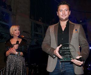 30-01-2017 SHOWBIZZ; AL WEER VOOR DE 35STE KEER DE GEELS AWARDS-NIEUWJAARSPARTY. Populariteit Awards
Traditiegetrouw worden tijdens de Geels Nieuwjaarsparty de Populariteit Awards uitgereikt. Dit jaar mogen de volgende artiesten hun prijs in ontvangst nemen: Shirma Rouse, Tim Douwsma, Wolter Kroes, Tino Martin, O G3NE, The Dirty Daddies, Laura Beekman,Ingrid Simons , Steffen Morrison en Het Feestteam . De awards worden geheel in stijl uitgereikt door verschillende BN ers, waaronder Gerard Joling. 

Populariteit Awards 2016     Geels Nieuwjaarsparty
 
Categorie: 
Meest geboekte Festival band 
en Landelijke doorbraak2016
ARSTIEST: THE DIRTY DADDIES,  Award wordt uitgereikt door Bobbi Eden
 
Categorie: Succesvolste meidengroep en grote doorbraak 2016
Artiest: O 3GENE, Award wordt uitgereikt door Gerard Joling
 
Categorie: Singer songwriter, Upcoming music artiest  
ARTIEST: LAURA BEEKMAN
 
Categorie, Beste Zanger 2016
Artiest: Tino MARTIN

Categorie
Leukste jonge TV Persoonlijkheid 2016
TIM DOUWSMA
 
Categorie: Meest opvallend album 2016
Artiest: WOLTER KROES
 
Categorie: Meest opvallende en succesvolle soulzangeres 2016
Artiest: SHIRMA ROUSE
 
Categorie:   Oeuvre Award?
Artiest: INGRID SIMONS
 
Categorie:   Beste Feest act 2016
Artiest: HET FEESTTEAM
 30-01-2017 SHOWBIZZ; AL WEER VOOR DE 35STE KEER DE GEELS AWARDS-NIEUWJAARSPARTY. Populariteit Awards
Traditiegetrouw worden tijdens de Geels Nieuwjaarsparty de Populariteit Awards uitgereikt. Dit jaar mogen de volgende artiesten hun prijs in ontvangst nemen: Shirma Rouse, Tim Douwsma, Wolter Kroes, Tino Martin, O G3NE, The Dirty Daddies, Laura Beekman,Ingrid Simons , Steffen Morrison en Het Feestteam . De awards worden geheel in stijl uitgereikt door verschillende BN ers, waaronder Gerard Joling. 

Populariteit Awards 2016     Geels Nieuwjaarsparty
 
Categorie: 
Meest geboekte Festival band 
en Landelijke doorbraak2016
ARSTIEST: THE DIRTY DADDIES,  Award wordt uitgereikt door Bobbi Eden
 
Categorie: Succesvolste meidengroep en grote doorbraak 2016
Artiest: O 3GENE, Award wordt uitgereikt door Gerard Joling
 
Categorie: Singer songwriter, Upcoming music artiest  
ARTIEST: LAURA BEEKMAN
 
Categorie, Beste Zanger 2016
Artiest: Tino MARTIN

Categorie
Leukste jonge TV Persoonlijkheid 2016
TIM DOUWSMA
 
Categorie: Meest opvallend album 2016
Artiest: WOLTER KROES
 
Categorie: Meest opvallende en succesvolle soulzangeres 2016
Artiest: SHIRMA ROUSE
 30-01-2017 SHOWBIZZ; AL WEER VOOR DE 35STE KEER DE GEELS AWARDS-NIEUWJAARSPARTY. Populariteit Awards
Traditiegetrouw worden tijdens de Geels Nieuwjaarsparty de Populariteit Awards uitgereikt. Dit jaar mogen de volgende artiesten hun prijs in ontvangst nemen: Shirma Rouse, Tim Douwsma, Wolter Kroes, Tino Martin, O G3NE, The Dirty Daddies, Laura Beekman,Ingrid Simons , Steffen Morrison en Het Feestteam . De awards worden geheel in stijl uitgereikt door verschillende BN ers, waaronder Gerard Joling. 

Populariteit Awards 2016     Geels Nieuwjaarsparty
 
Categorie: 
Meest geboekte Festival band 
en Landelijke doorbraak2016
ARSTIEST: THE DIRTY DADDIES,  Award wordt uitgereikt door Bobbi Eden
 
Categorie: Succesvolste meidengroep en grote doorbraak 2016
Artiest: O 3GENE, Award wordt uitgereikt door Gerard Joling
 
Categorie: Singer songwriter, Upcoming music artiest  
ARTIEST: LAURA BEEKMAN
 
Categorie, Beste Zanger 2016
Artiest: Tino MARTIN

Categorie
Leukste jonge TV Persoonlijkheid 2016
TIM DOUWSMA
 
Categorie: Meest opvallend album 2016
Artiest: WOLTER KROES
 
Categorie: Meest opvallende en succesvolle soulzangeres 2016
Artiest: SHIRMA ROUSE
 
Categorie:   Oeuvre Award?
Artiest: INGRID SIMONS
 
Categorie:   Beste Feest act 2016
Artiest: HET FEESTTEAM
 
Categorie:  Beste Live performer Classic old Soul 2016
Artiest: STEFFEN MORRISON
 
Cat30-01-2017 SHOWBIZZ; AL WEER VOOR DE 35STE KEER DE GEELS AWARDS-NIEUWJAARSPARTY. Populariteit Awards
Traditiegetrouw worden tijdens de Geels Nieuwjaarsparty de Populariteit Awards uitgereikt. Dit jaar mogen de volgende artiesten hun prijs in ontvangst nemen: Shirma Rouse, Tim Douwsma, Wolter Kroes, Tino Martin, O G3NE, The Dirty Daddies, Laura Beekman,Ingrid Simons , Steffen Morrison en Het Feestteam . De awards worden geheel in stijl uitgereikt door verschillende BN ers, waaronder Gerard Joling. 

Populariteit Awards 2016     Geels Nieuwjaarsparty
 
Categorie: 
Meest geboekte Festival band 
en Landelijke doorbraak2016
ARSTIEST: THE DIRTY DADDIES,  Award wordt uitgereikt door Bobbi Eden
 
Categorie: Succesvolste meidengroep en grote doorbraak 2016
Artiest: O 3GENE, Award wordt uitgereikt door Gerard Joling
 
Categorie: Singer songwriter, Upcoming music artiest  
ARTIEST: LAURA BEEKMAN
 
Categorie, Beste Zanger 2016
Artiest: Tino MARTIN

Categorie
Leukste jonge TV Persoonlijkheid 2016
TIM DOUWSMA
 
Categorie: Meest opvallend album 2016
Artiest: WOLTER KROES
 
Categorie: Meest opvallende en succesvolle soulzangeres 2016
Artiest: SHIRMA ROUSE
 
Categorie:   Oeuvre Award?
Artiest: INGRID SIMONS
 
Categorie:   Beste Feest act 2016
Artiest: HET FEESTTEAM
 
Categorie:  Beste Live performer Classic old Soul 2016
Artiest: STEFFEN MORRISON
 egorie:   Oeuvre Award?
Artiest: INGRID SIMONS
 
Categorie:   Beste Feest act 2016
Artiest: HET FEESTTEAM
 
Categorie:  Beste Live performer Classic old Soul 2016
Artiest: STEFFEN MORRISON
 
Categorie:  Beste Live performer Classic old Soul 2016
Artiest: STEFFEN MORRISON
Foto: Albert den Iseger