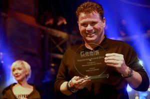 30-01-2017 SHOWBIZZ; AL WEER VOOR DE 35STE KEER DE GEELS AWARDS-NIEUWJAARSPARTY. Populariteit Awards
Traditiegetrouw worden tijdens de Geels Nieuwjaarsparty de Populariteit Awards uitgereikt. Dit jaar mogen de volgende artiesten hun prijs in ontvangst nemen: Shirma Rouse, Tim Douwsma, Wolter Kroes, Tino Martin, O G3NE, The Dirty Daddies, Laura Beekman,Ingrid Simons , Steffen Morrison en Het Feestteam . De awards worden geheel in stijl uitgereikt door verschillende BN ers, waaronder Gerard Joling. 

Populariteit Awards 2016     Geels Nieuwjaarsparty
 
Categorie: 
Meest geboekte Festival band 
en Landelijke doorbraak2016
ARSTIEST: THE DIRTY DADDIES,  Award wordt uitgereikt door Bobbi Eden
 
Categorie: Succesvolste meidengroep en grote doorbraak 2016
Artiest: O 3GENE, Award wordt uitgereikt door Gerard Joling
 
Categorie: Singer songwriter, Upcoming music artiest  
ARTIEST: LAURA BEEKMAN
 
Categorie, Beste Zanger 2016
Artiest: Tino MARTIN

Categorie
Leukste jonge TV Persoonlijkheid 2016
TIM DOUWSMA
 
Categorie: Meest opvallend album 2016
Artiest: WOLTER KROES
 
Categorie: Meest opvallende en succesvolle soulzangeres 2016
Artiest: SHIRMA ROUSE
 
Categorie:   Oeuvre Award?
Artiest: INGRID SIMONS
 
Categorie:   Beste Feest act 2016
Artiest: HET FEESTTEAM
 30-01-2017 SHOWBIZZ; AL WEER VOOR DE 35STE KEER DE GEELS AWARDS-NIEUWJAARSPARTY. Populariteit Awards
Traditiegetrouw worden tijdens de Geels Nieuwjaarsparty de Populariteit Awards uitgereikt. Dit jaar mogen de volgende artiesten hun prijs in ontvangst nemen: Shirma Rouse, Tim Douwsma, Wolter Kroes, Tino Martin, O G3NE, The Dirty Daddies, Laura Beekman,Ingrid Simons , Steffen Morrison en Het Feestteam . De awards worden geheel in stijl uitgereikt door verschillende BN ers, waaronder Gerard Joling. 

Populariteit Awards 2016     Geels Nieuwjaarsparty
 
Categorie: 
Meest geboekte Festival band 
en Landelijke doorbraak2016
ARSTIEST: THE DIRTY DADDIES,  Award wordt uitgereikt door Bobbi Eden
 
Categorie: Succesvolste meidengroep en grote doorbraak 2016
Artiest: O 3GENE, Award wordt uitgereikt door Gerard Joling
 
Categorie: Singer songwriter, Upcoming music artiest  
ARTIEST: LAURA BEEKMAN
 
Categorie, Beste Zanger 2016
Artiest: Tino MARTIN

Categorie
Leukste jonge TV Persoonlijkheid 2016
TIM DOUWSMA
 
Categorie: Meest opvallend album 2016
Artiest: WOLTER KROES
 
Categorie: Meest opvallende en succesvolle soulzangeres 2016
Artiest: SHIRMA ROUSE
 30-01-2017 SHOWBIZZ; AL WEER VOOR DE 35STE KEER DE GEELS AWARDS-NIEUWJAARSPARTY. Populariteit Awards
Traditiegetrouw worden tijdens de Geels Nieuwjaarsparty de Populariteit Awards uitgereikt. Dit jaar mogen de volgende artiesten hun prijs in ontvangst nemen: Shirma Rouse, Tim Douwsma, Wolter Kroes, Tino Martin, O G3NE, The Dirty Daddies, Laura Beekman,Ingrid Simons , Steffen Morrison en Het Feestteam . De awards worden geheel in stijl uitgereikt door verschillende BN ers, waaronder Gerard Joling. 

Populariteit Awards 2016     Geels Nieuwjaarsparty
 
Categorie: 
Meest geboekte Festival band 
en Landelijke doorbraak2016
ARSTIEST: THE DIRTY DADDIES,  Award wordt uitgereikt door Bobbi Eden
 
Categorie: Succesvolste meidengroep en grote doorbraak 2016
Artiest: O 3GENE, Award wordt uitgereikt door Gerard Joling
 
Categorie: Singer songwriter, Upcoming music artiest  
ARTIEST: LAURA BEEKMAN
 
Categorie, Beste Zanger 2016
Artiest: Tino MARTIN

Categorie
Leukste jonge TV Persoonlijkheid 2016
TIM DOUWSMA
 
Categorie: Meest opvallend album 2016
Artiest: WOLTER KROES
 
Categorie: Meest opvallende en succesvolle soulzangeres 2016
Artiest: SHIRMA ROUSE
 
Categorie:   Oeuvre Award?
Artiest: INGRID SIMONS
 
Categorie:   Beste Feest act 2016
Artiest: HET FEESTTEAM
 
Categorie:  Beste Live performer Classic old Soul 2016
Artiest: STEFFEN MORRISON
 
Cat30-01-2017 SHOWBIZZ; AL WEER VOOR DE 35STE KEER DE GEELS AWARDS-NIEUWJAARSPARTY. Populariteit Awards
Traditiegetrouw worden tijdens de Geels Nieuwjaarsparty de Populariteit Awards uitgereikt. Dit jaar mogen de volgende artiesten hun prijs in ontvangst nemen: Shirma Rouse, Tim Douwsma, Wolter Kroes, Tino Martin, O G3NE, The Dirty Daddies, Laura Beekman,Ingrid Simons , Steffen Morrison en Het Feestteam . De awards worden geheel in stijl uitgereikt door verschillende BN ers, waaronder Gerard Joling. 

Populariteit Awards 2016     Geels Nieuwjaarsparty
 
Categorie: 
Meest geboekte Festival band 
en Landelijke doorbraak2016
ARSTIEST: THE DIRTY DADDIES,  Award wordt uitgereikt door Bobbi Eden
 
Categorie: Succesvolste meidengroep en grote doorbraak 2016
Artiest: O 3GENE, Award wordt uitgereikt door Gerard Joling
 
Categorie: Singer songwriter, Upcoming music artiest  
ARTIEST: LAURA BEEKMAN
 
Categorie, Beste Zanger 2016
Artiest: Tino MARTIN

Categorie
Leukste jonge TV Persoonlijkheid 2016
TIM DOUWSMA
 
Categorie: Meest opvallend album 2016
Artiest: WOLTER KROES
 
Categorie: Meest opvallende en succesvolle soulzangeres 2016
Artiest: SHIRMA ROUSE
 
Categorie:   Oeuvre Award?
Artiest: INGRID SIMONS
 
Categorie:   Beste Feest act 2016
Artiest: HET FEESTTEAM
 
Categorie:  Beste Live performer Classic old Soul 2016
Artiest: STEFFEN MORRISON
 egorie:   Oeuvre Award?
Artiest: INGRID SIMONS
 
Categorie:   Beste Feest act 2016
Artiest: HET FEESTTEAM
 
Categorie:  Beste Live performer Classic old Soul 2016
Artiest: STEFFEN MORRISON
 
Categorie:  Beste Live performer Classic old Soul 2016
Artiest: STEFFEN MORRISON
Foto: Albert den Iseger