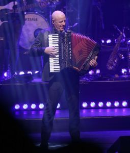 29-01-2018 SHOWBIZZ; TINO MARTIN LAAT HET AFAS CIRCUSTHEATER DE SFEER PROEVEN. De sfeer van mooie muziek,gezelligheid en genieten. Het kon allemaal niet op in het circus theater. Tino Martin liet een uitverkocht Circus Theater vooral genieten van de mooie muziek.Gasten als Gin Dutch en Hans Kap maakte de avond compleet. Scheveningen kijkt nu al uit naar de volgende editie.
foto: Albert den Iseger