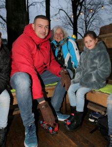 11-01-2018 SHOWBIZZ; LANGE FRANS MET KINDEREN WILLIAM EN DANIE EN ZIJN MOEDER OP IJSBAAN. Lange Frans met zijn nieuwe haar coupe ging schaatsen met zijn kinderen William Frans  en Danie en Frans zijn moeder.
foto: Albert den Iseger