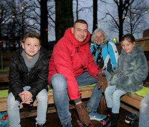 11-01-2018 SHOWBIZZ; LANGE FRANS MET KINDEREN WILLIAM EN DANIE EN ZIJN MOEDER OP IJSBAAN. Lange Frans met zijn nieuwe haar coupe ging schaatsen met zijn kinderen William Frans  en Danie en Frans zijn moeder.
foto: Albert den Iseger