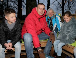 11-01-2018 SHOWBIZZ; LANGE FRANS MET KINDEREN WILLIAM EN DANIE EN ZIJN MOEDER OP IJSBAAN. Lange Frans met zijn nieuwe haar coupe ging schaatsen met zijn kinderen William Frans  en Danie en Frans zijn moeder.
foto: Albert den Iseger