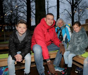 11-01-2018 SHOWBIZZ; LANGE FRANS MET KINDEREN WILLIAM EN DANIE EN ZIJN MOEDER OP IJSBAAN. Lange Frans met zijn nieuwe haar coupe ging schaatsen met zijn kinderen William Frans  en Danie en Frans zijn moeder.
foto: Albert den Iseger