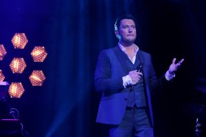 29-01-2018 SHOWBIZZ; TINO MARTIN LAAT HET AFAS CIRCUSTHEATER DE SFEER PROEVEN. De sfeer van mooie muziek,gezelligheid en genieten. Het kon allemaal niet op in het circus theater. Tino Martin liet een uitverkocht Circus Theater vooral genieten van de mooie muziek.Gasten als Gin Dutch en Hans Kap maakte de avond compleet. Scheveningen kijkt nu al uit naar de volgende editie.
foto: Albert den Iseger