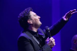 29-01-2018 SHOWBIZZ; TINO MARTIN LAAT HET AFAS CIRCUSTHEATER DE SFEER PROEVEN. De sfeer van mooie muziek,gezelligheid en genieten. Het kon allemaal niet op in het circus theater. Tino Martin liet een uitverkocht Circus Theater vooral genieten van de mooie muziek.Gasten als Gin Dutch en Hans Kap maakte de avond compleet. Scheveningen kijkt nu al uit naar de volgende editie.
foto: Albert den Iseger